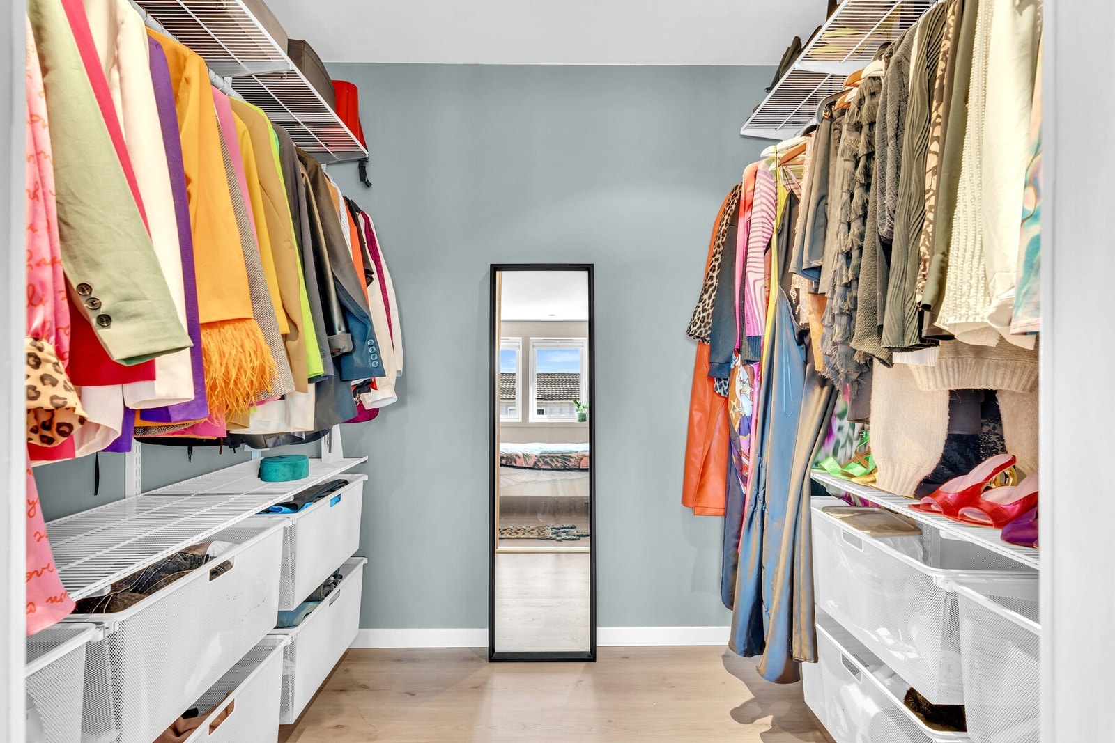 Masse oppbevaringsplass i walk in closet / omkeldningsrommet. Galleribilde