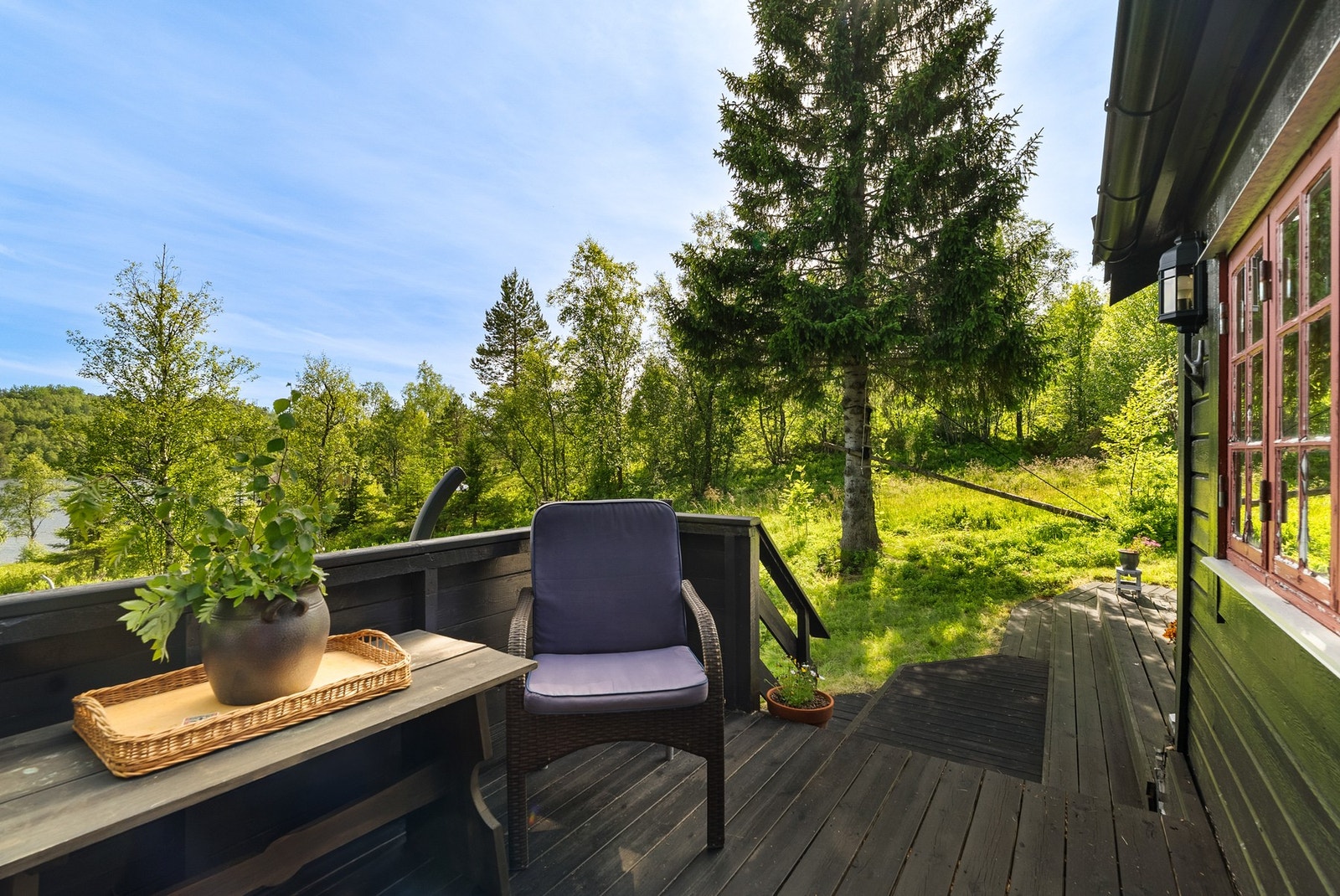 Terrasse med utsikt mot vannet. Galleribilde