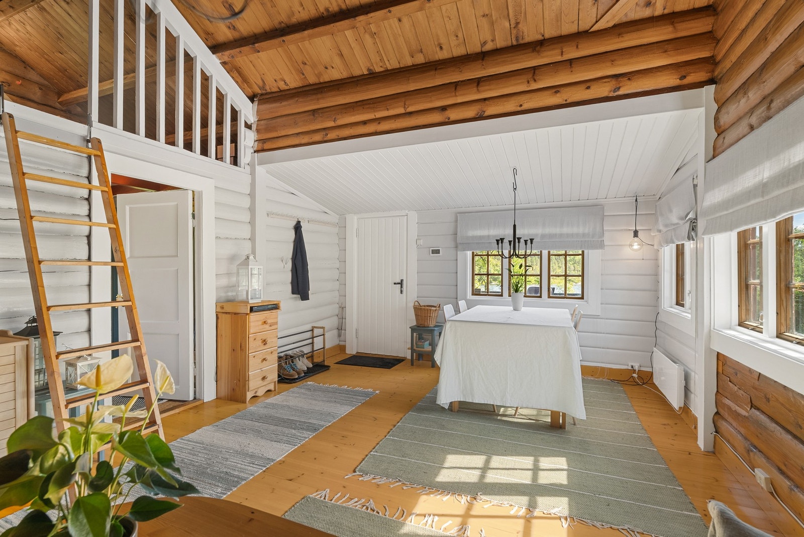 Hytten har 2 soverom. I tillegg kan hems brukes til soveplass. Galleribilde