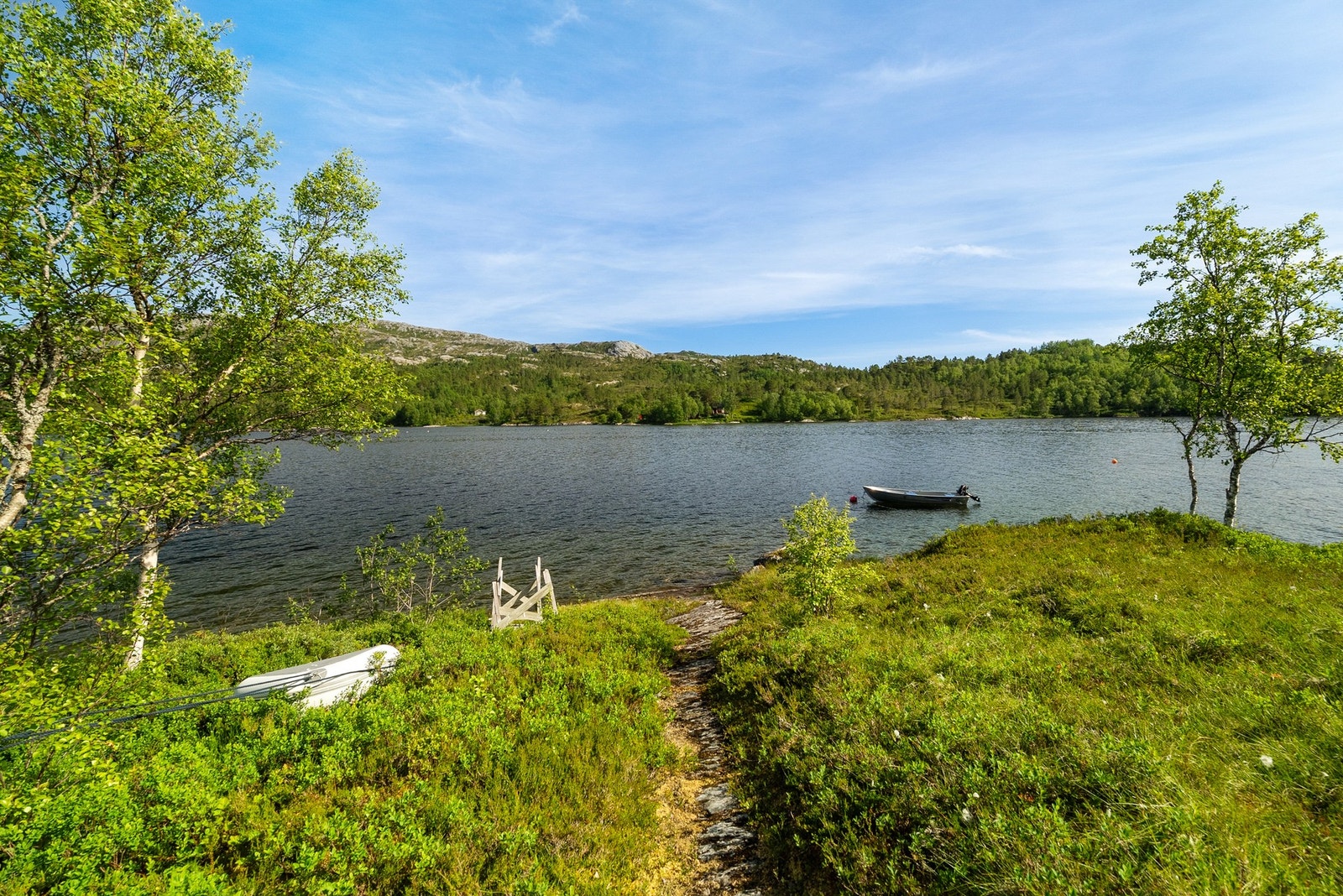 Stien fører deg fra hytten ned til vannet. Galleribilde