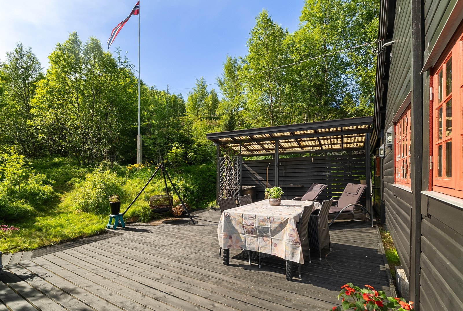 Pent uteområde med delvis takoverbygg. Galleribilde