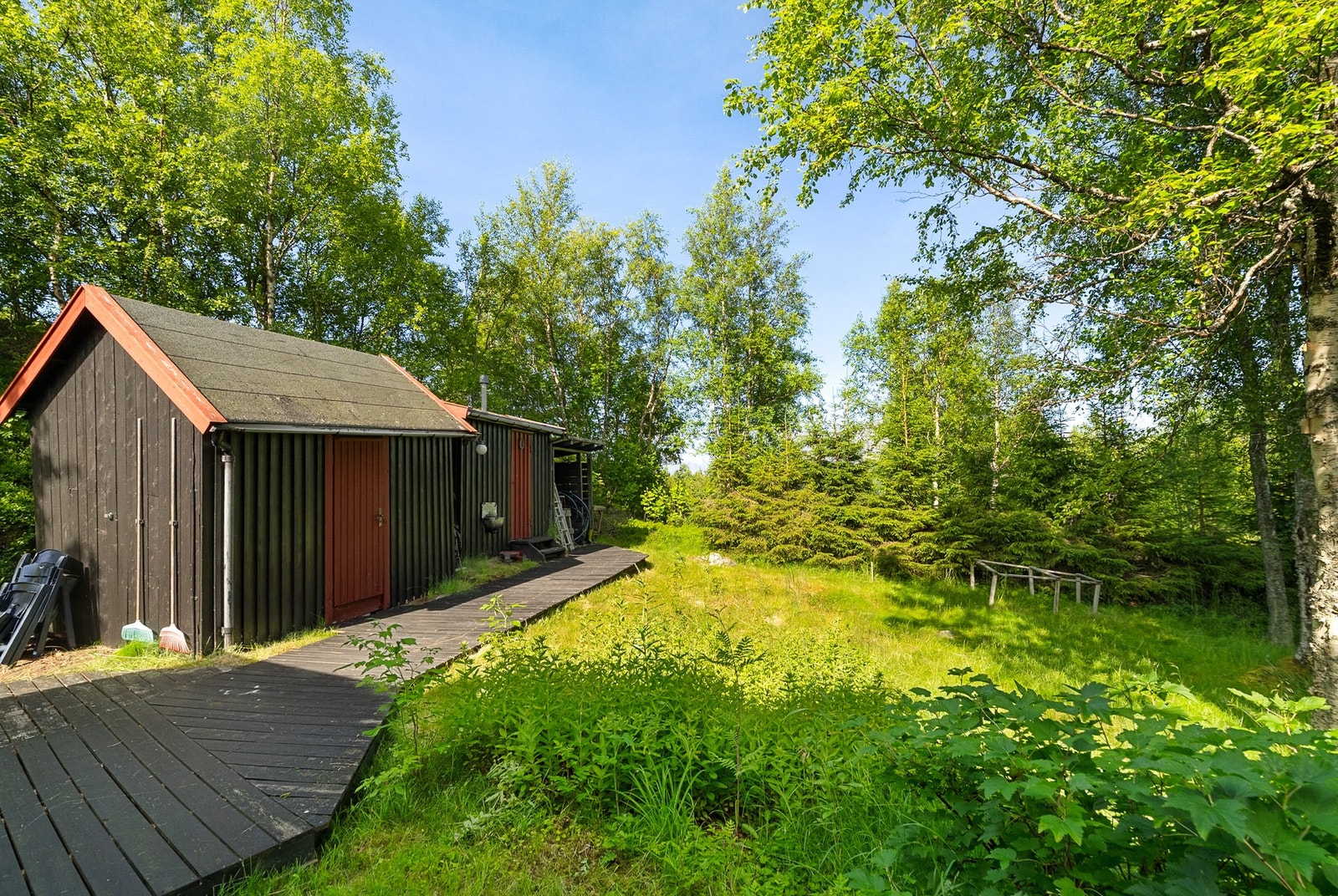 Boder som brukes som lagring. I den ene boden er det en Cinderella forbrenningstoalett. Galleribilde