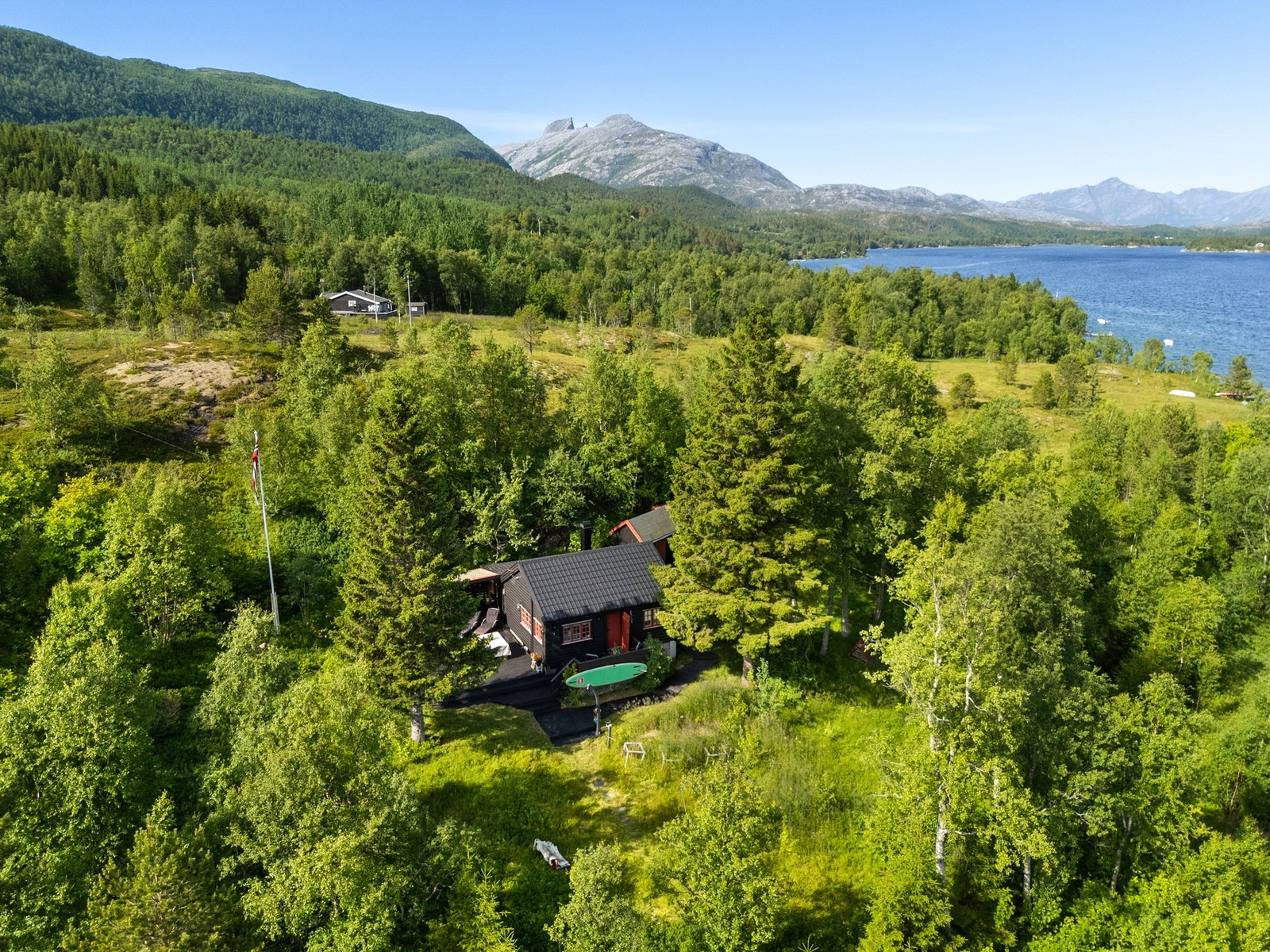 Hytten ligger på Vatn-Vatnet ca 25 min kjøring fra sentrum av Bodø. Galleribilde