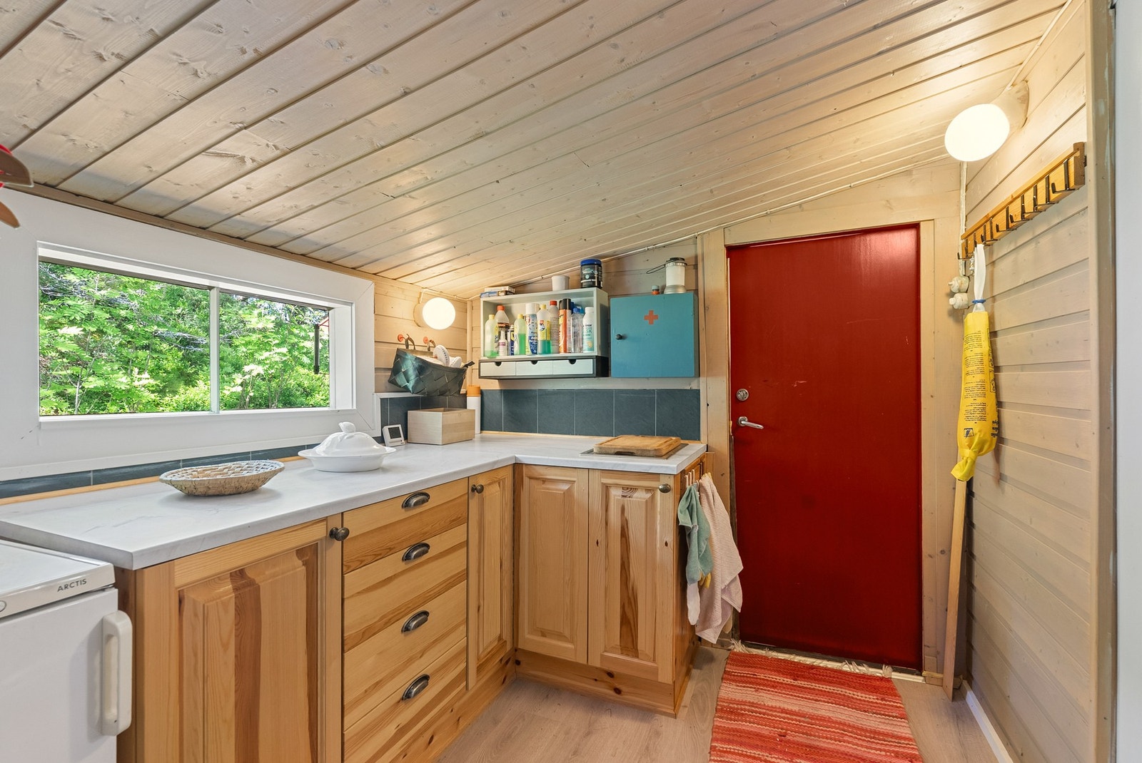 Grovkjøkken med ekstra lagringsplass. Galleribilde