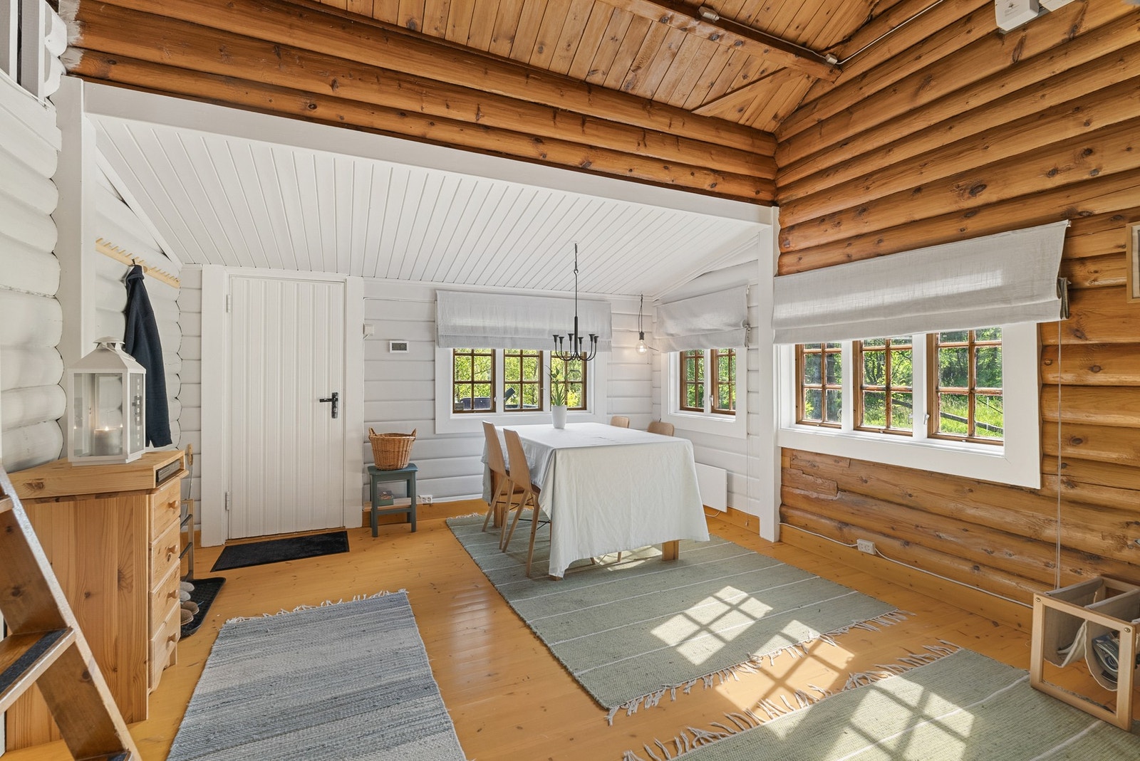 Koselig stue med plass til spisebord og møblement. Galleribilde