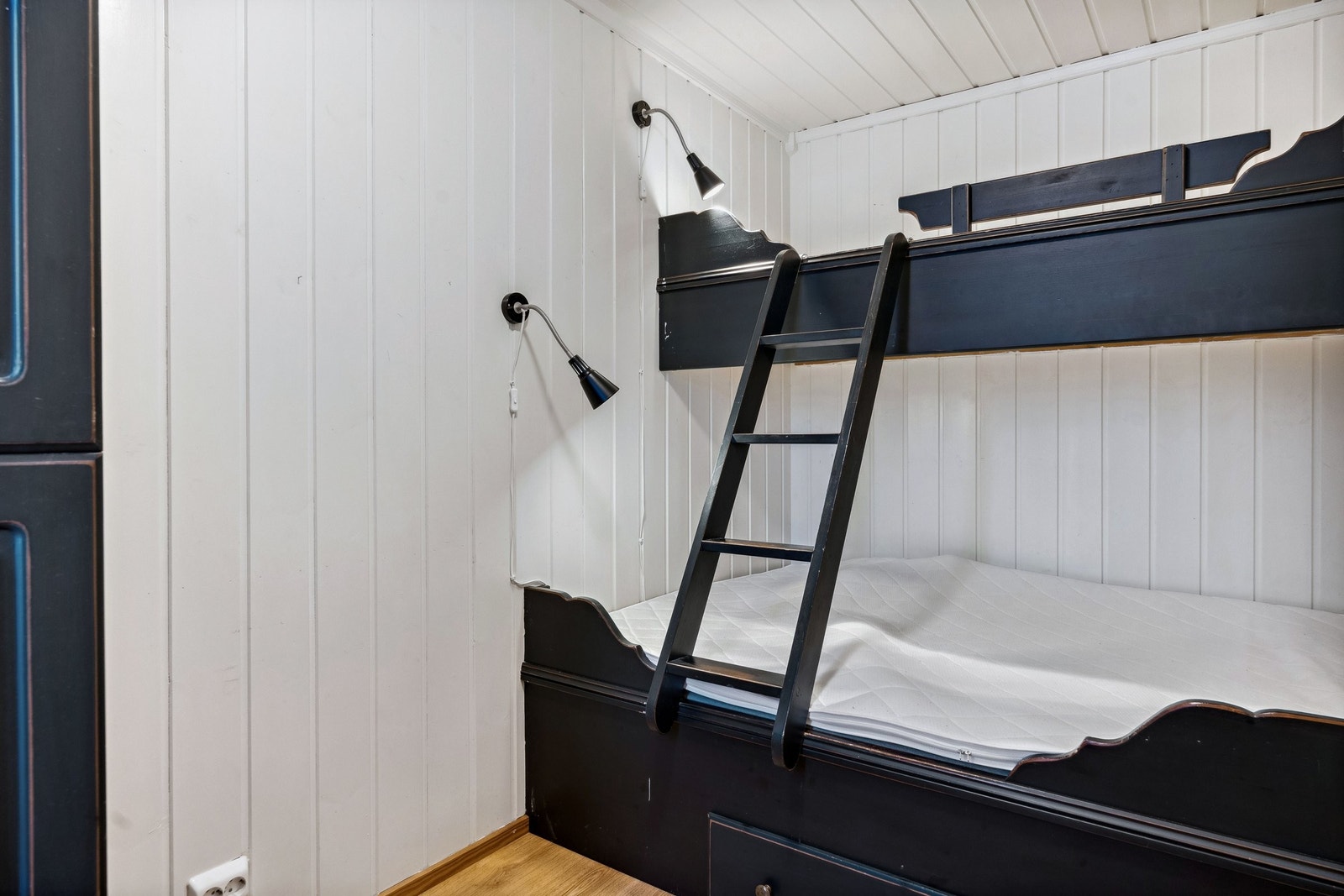 Hovedsoverom. Plassbygd familiekøye (150 cm nede, 90 cm oppe) og dobbelt klesskap. Galleribilde