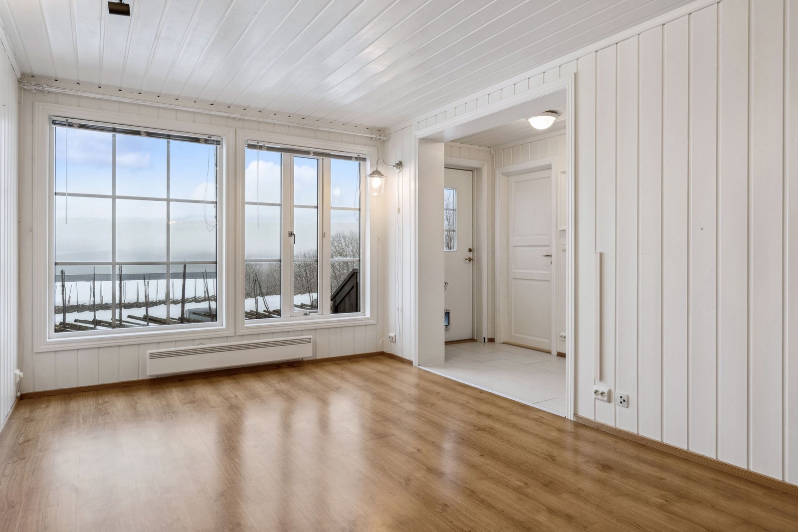 Fra kjøkken mot gang og ute Galleribilde