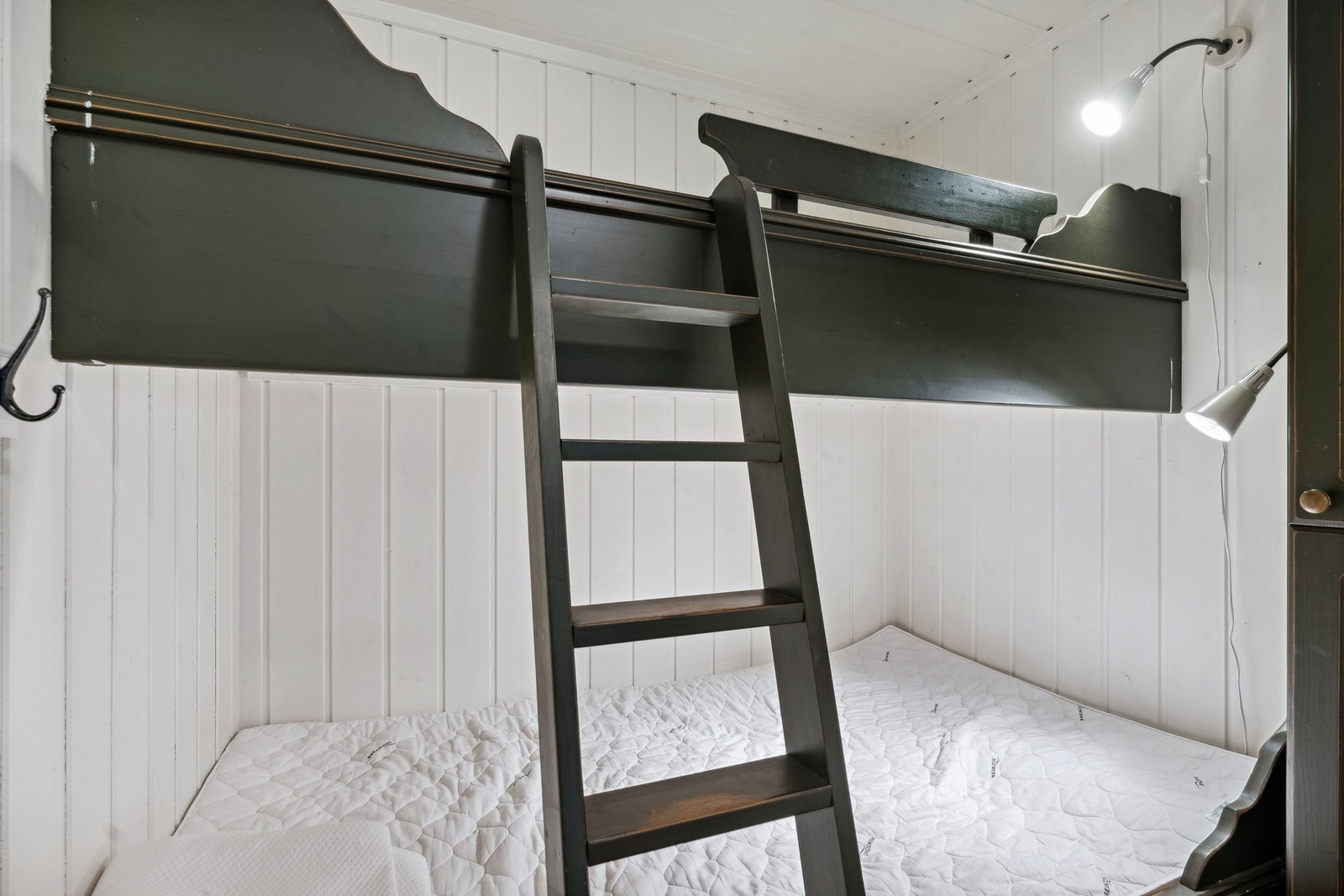 Sovealkove. Plassbygd familiekøye (120 cm nede, 90 cm oppe) og smalt skap. Galleribilde