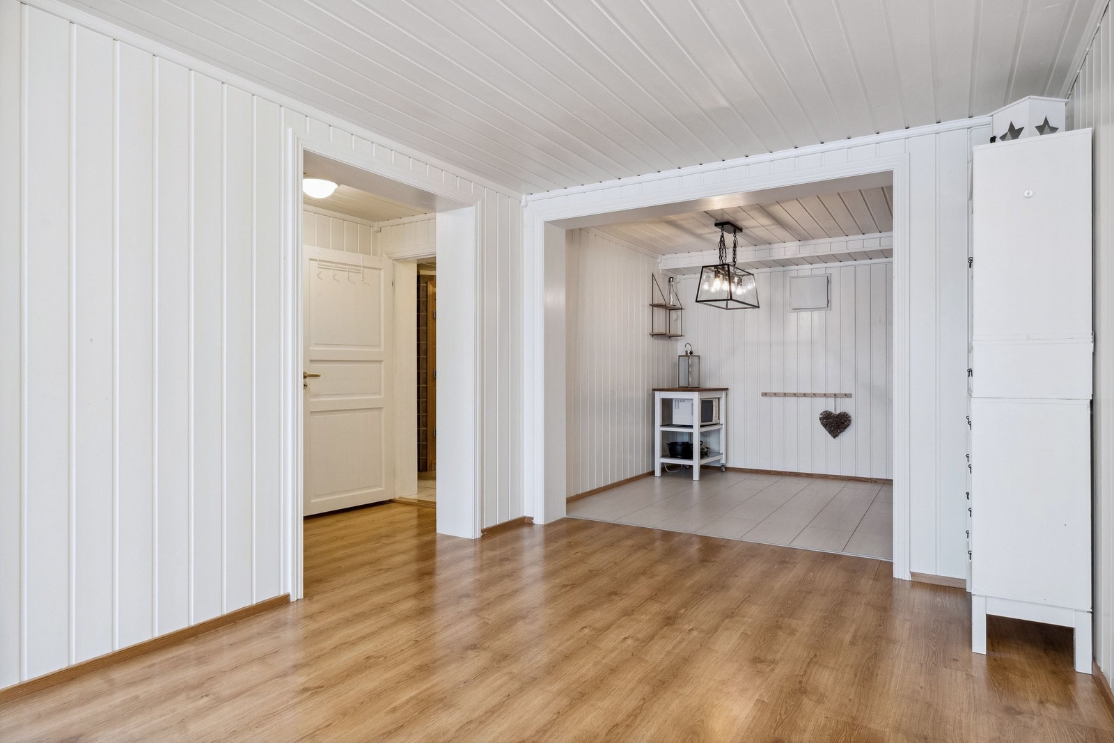 Stue mot bad og sovealkove. Galleribilde