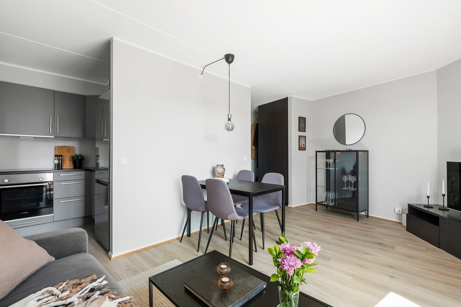 Åpen stue- og kjøkkenløsning med naturlig inndelte soner Galleribilde