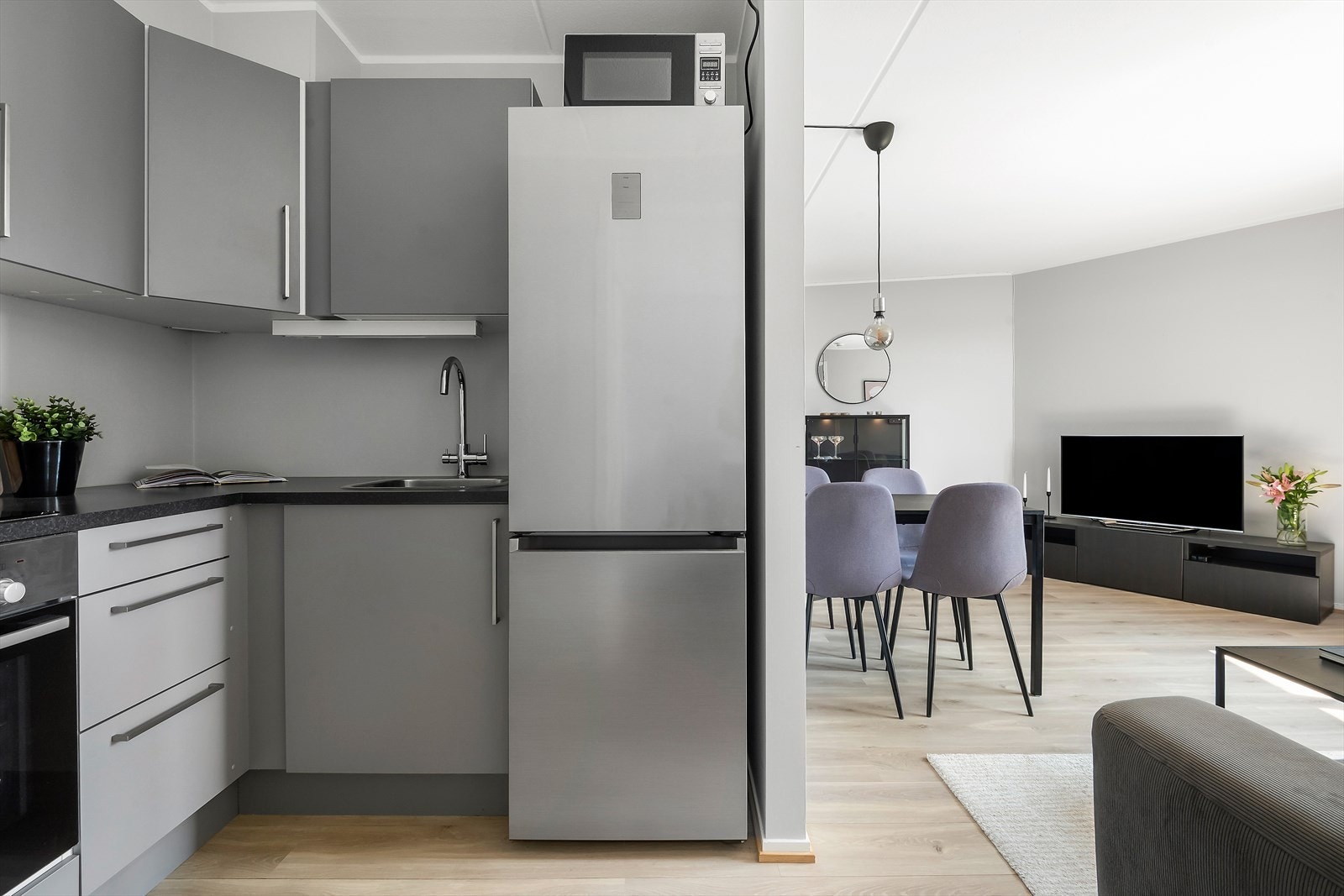 Kjøkkenet har praktisk innredning med rikelig benk- og skapplass Galleribilde