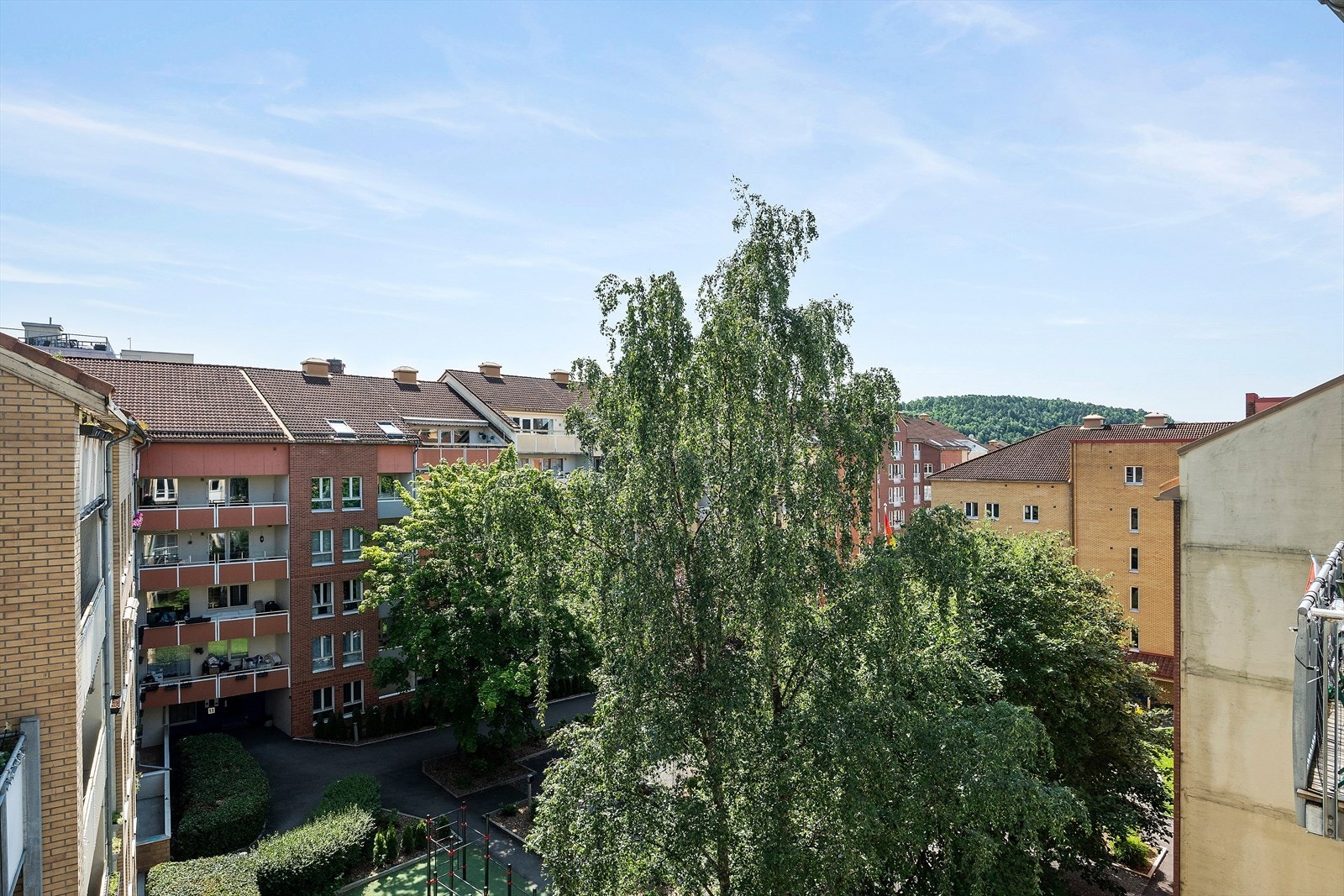 Hyggelig utsyn ut mot bakgård og grøntområder fra boligen Galleribilde