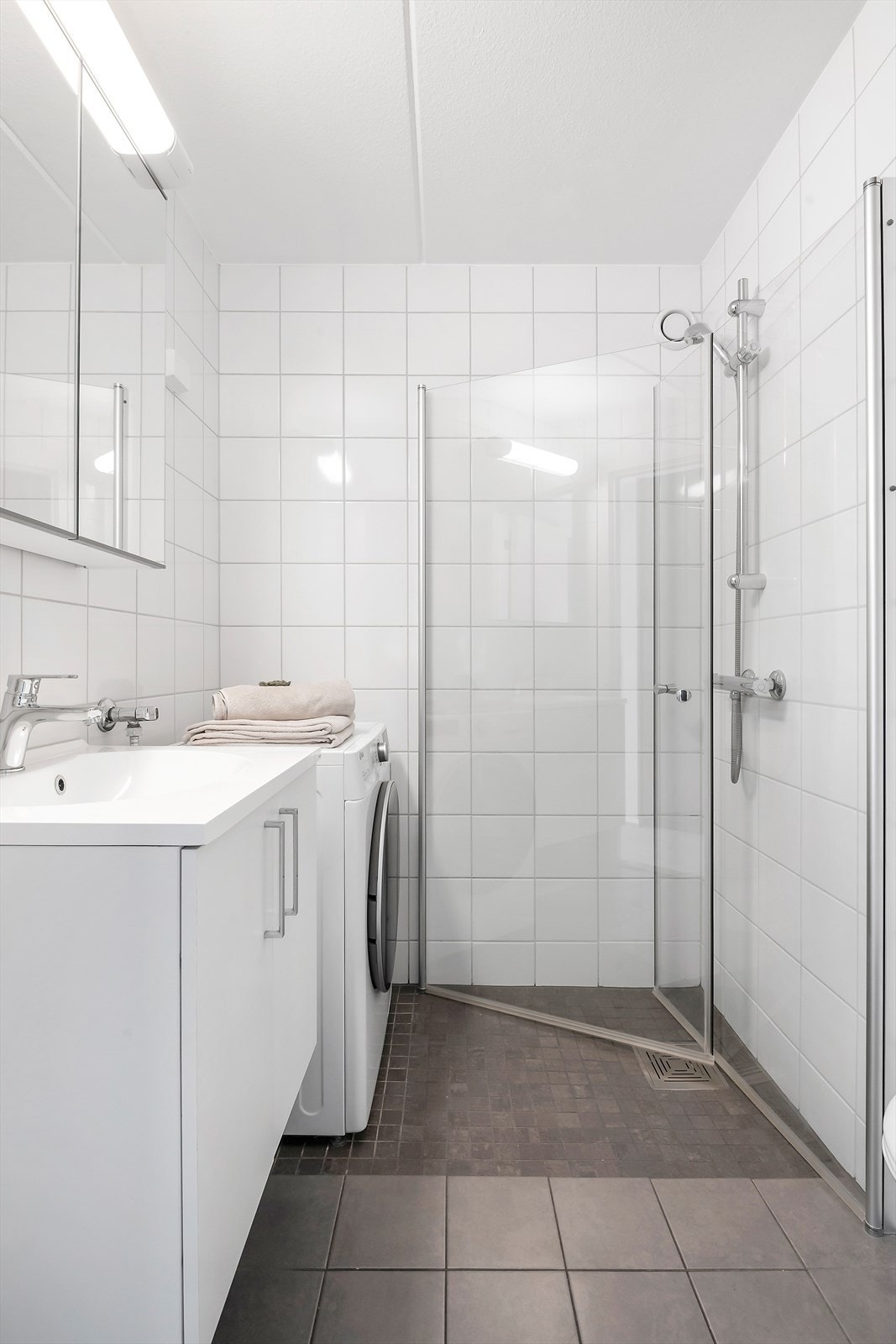 Pent og flislagt baderom med elektriske varmekabler i gulv Galleribilde