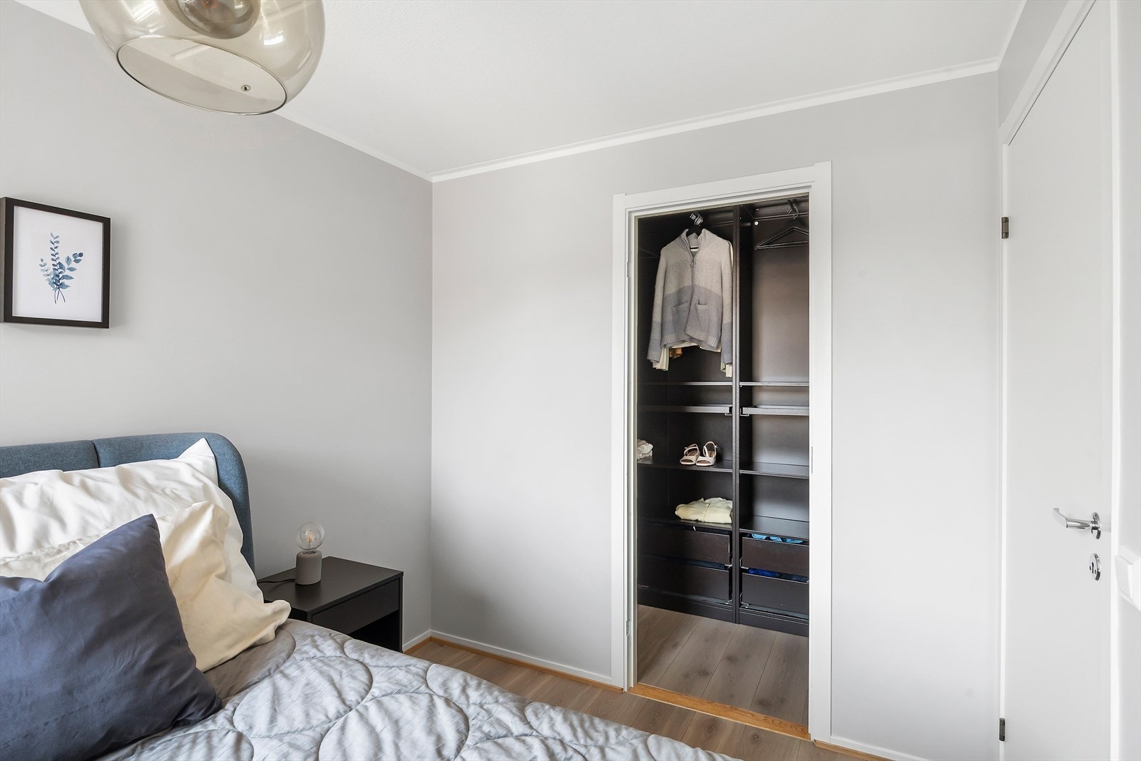 Hovedsoverommet har adkomst til praktisk walk-in closet Galleribilde