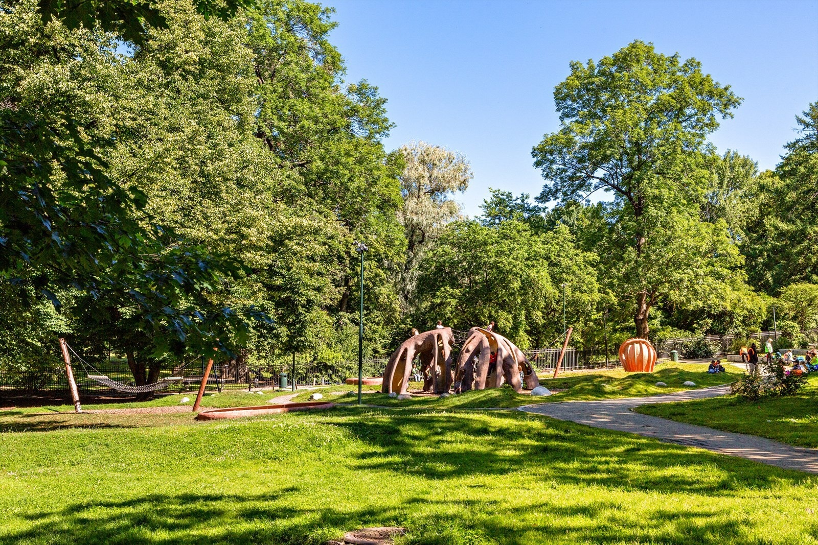 Snippenparken på Tøyen er en grønn og fredelig oase midt i byen - et ettertraktet pusterom for både store og små, med lekeplass, gressflater og et varmt nabolagspreg som inviterer til både lek og ro Galleribilde