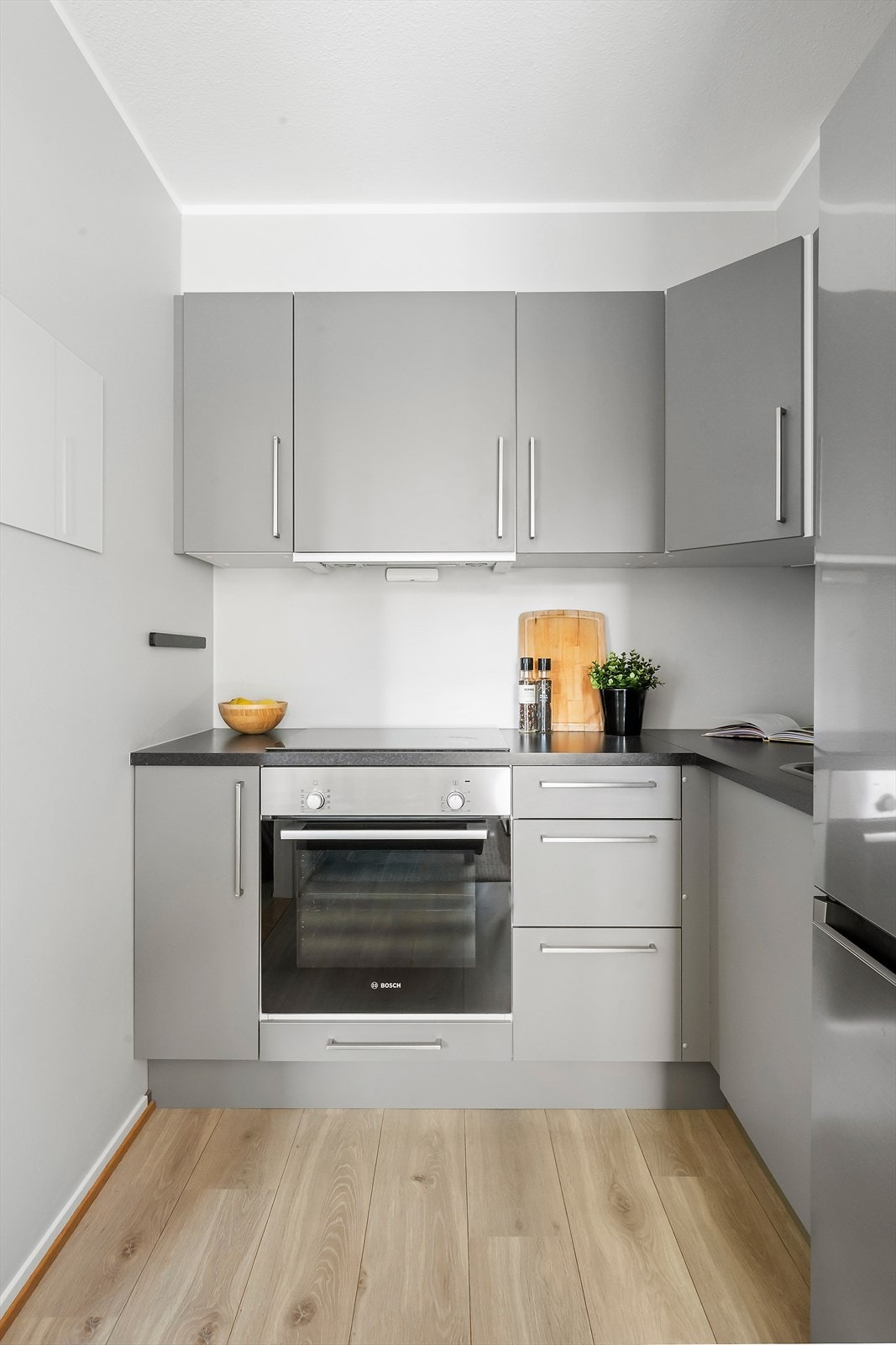 Stilfull og moderne kjøkkeninnredning fra HTH, installert i 2021. Integrerte hvitevarer som stekeovn og platetopp - som gir et helhetlig og ryddig inntrykk Galleribilde