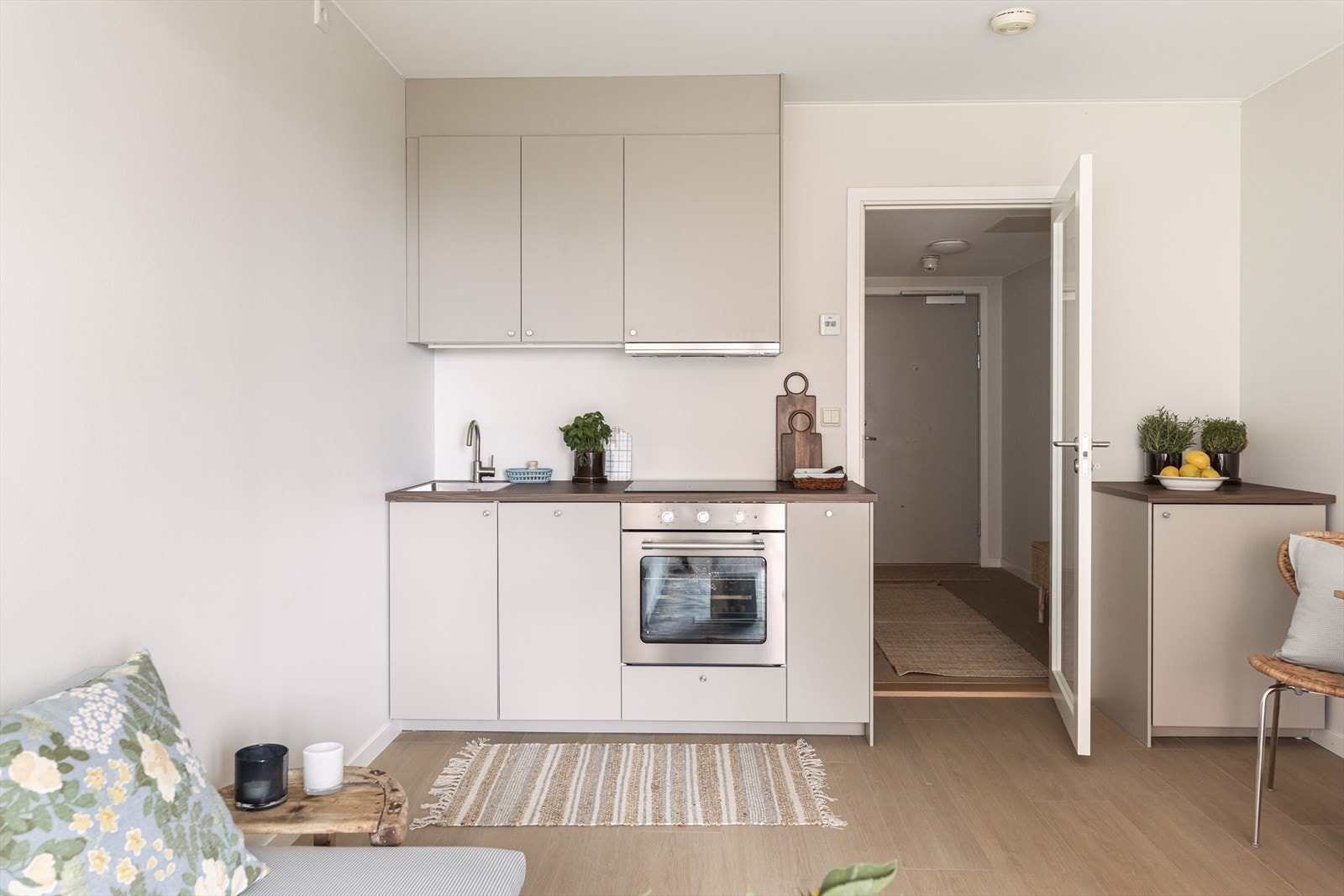 Kjøkkenet er nytt fra 2025. Stilrent med glatte fronter, nedfelt oppvaskkum med ettgreps armatur. Integrert platetopp, oppvaskmaskin, stekeovn og kjøleskap. Mekanisk ventilasjon over stekesonen Galleribilde