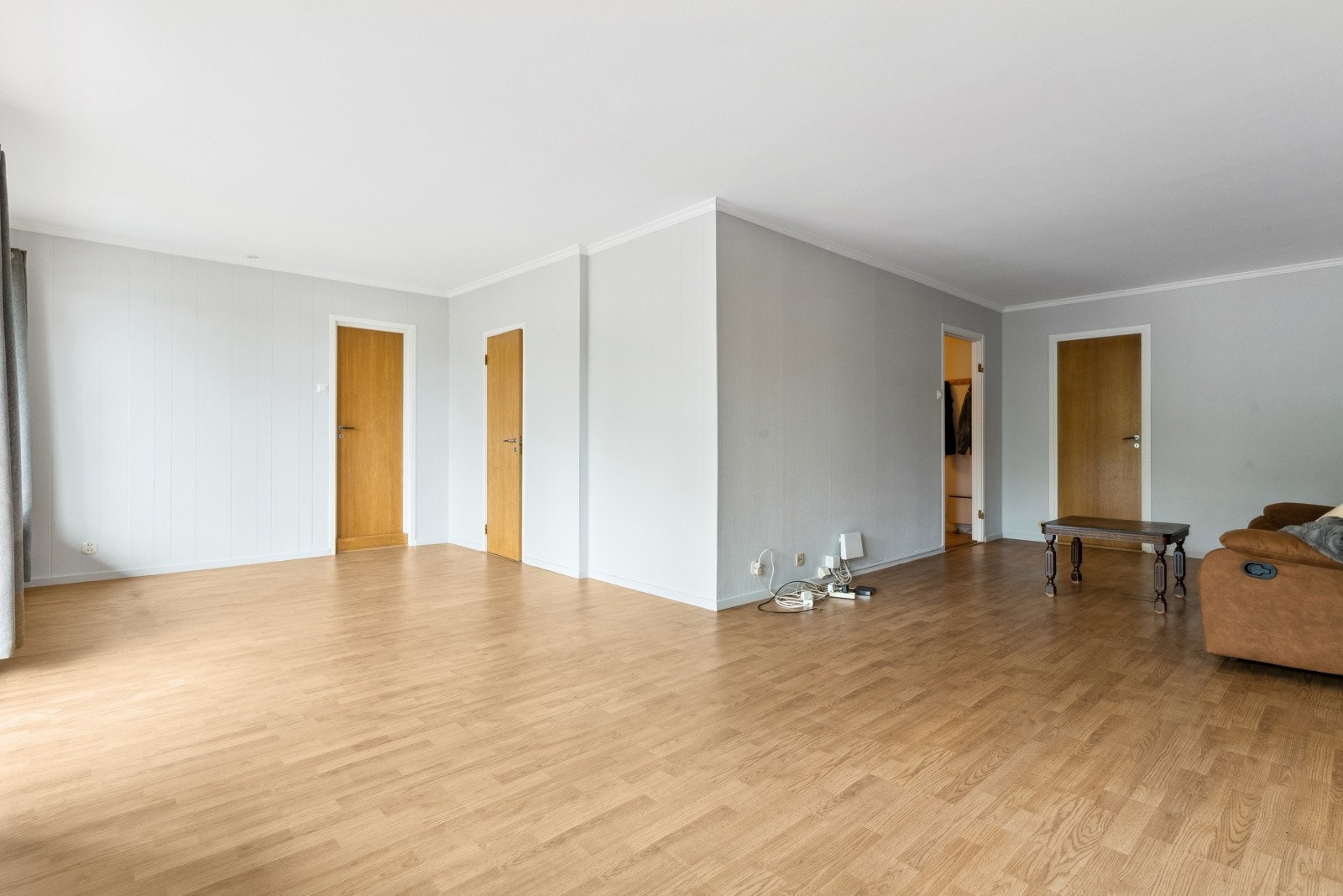 Stuen er stor og åpen med god plass til en sittegruppe. Galleribilde