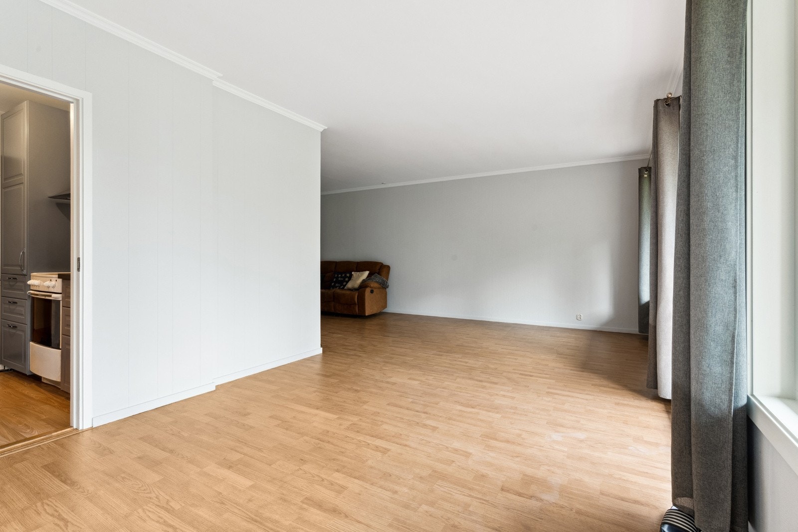 Tilknyttet til stuen er det også en stor spiseplass - et perfekt sted å samle venner og familie for hyggelige kvelder. Galleribilde
