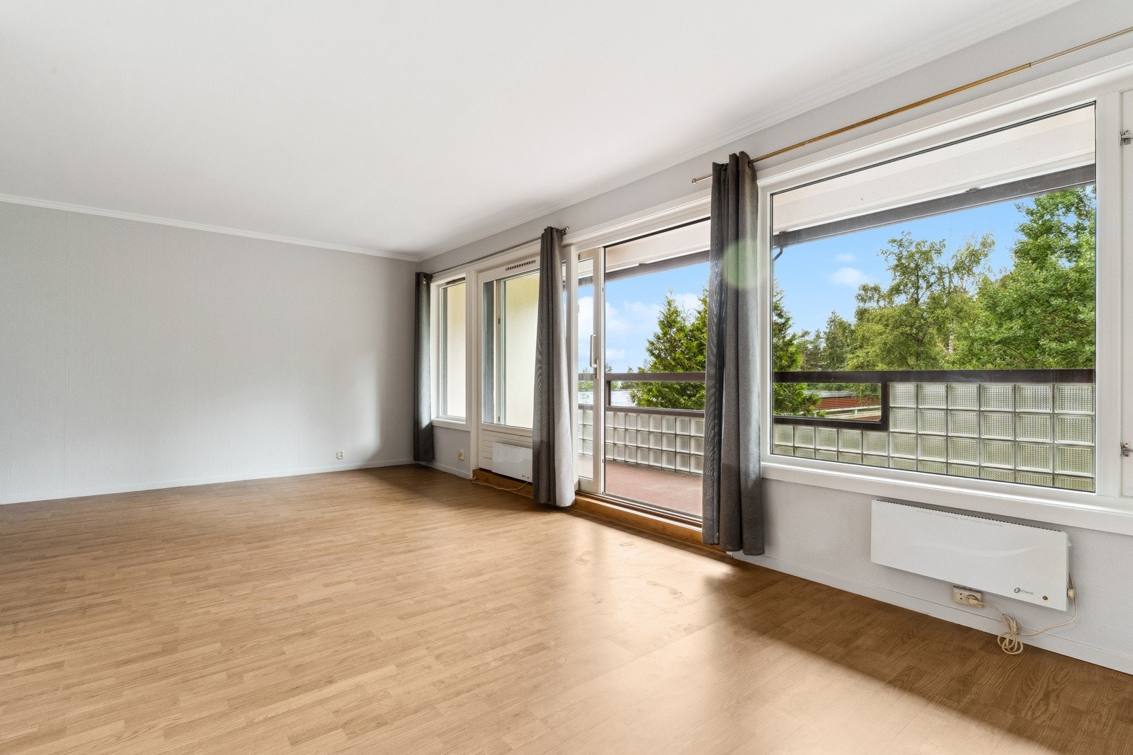 De store vindusflatene i stuen gir rikelig med lysinnslipp og skaper en fin atmosfære og romfølelse i leiligheten. Galleribilde