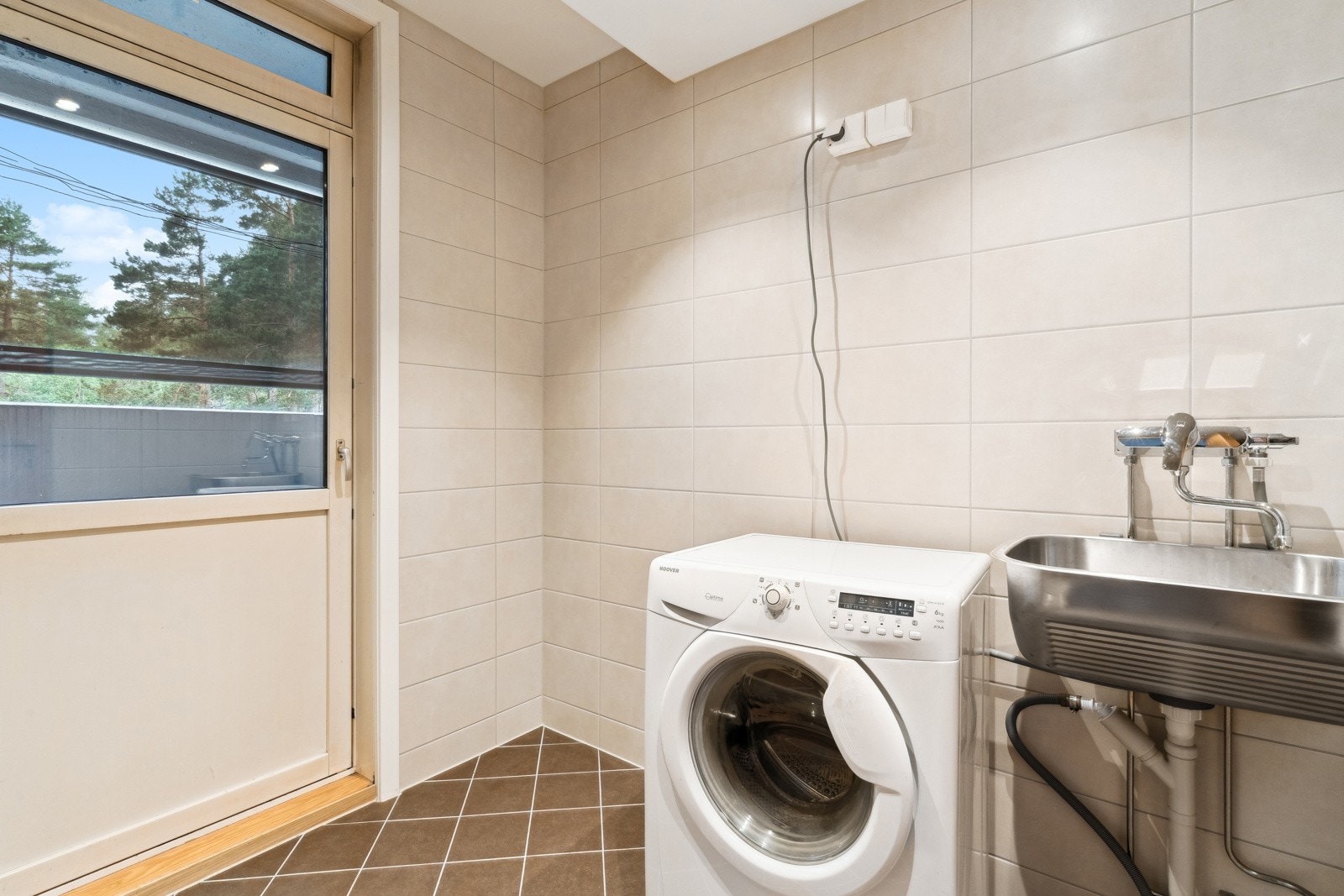 Boligen har et praktisk separat vaskerom fra 2021. Vaskerommet er flislagt med varme i gulv og downlights i tak. Vaskerommet inneholder vegghengt utslagsvask og opplegg til vaskemaskin. Galleribilde