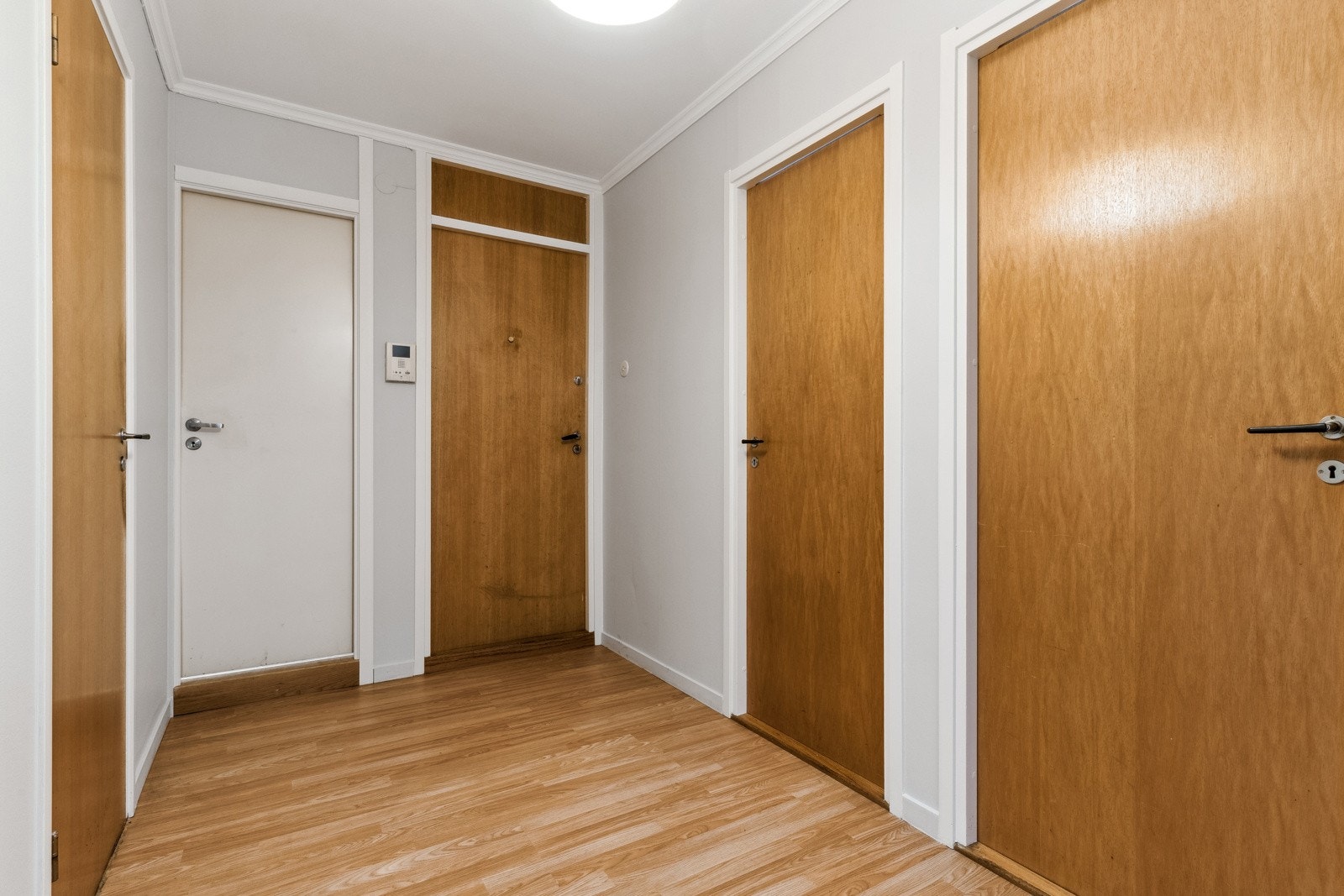 Hyggelig og innbydende entré med plass til yttertøy og sko. Det er også en innvendig bod i tilknytning til entreen. Galleribilde