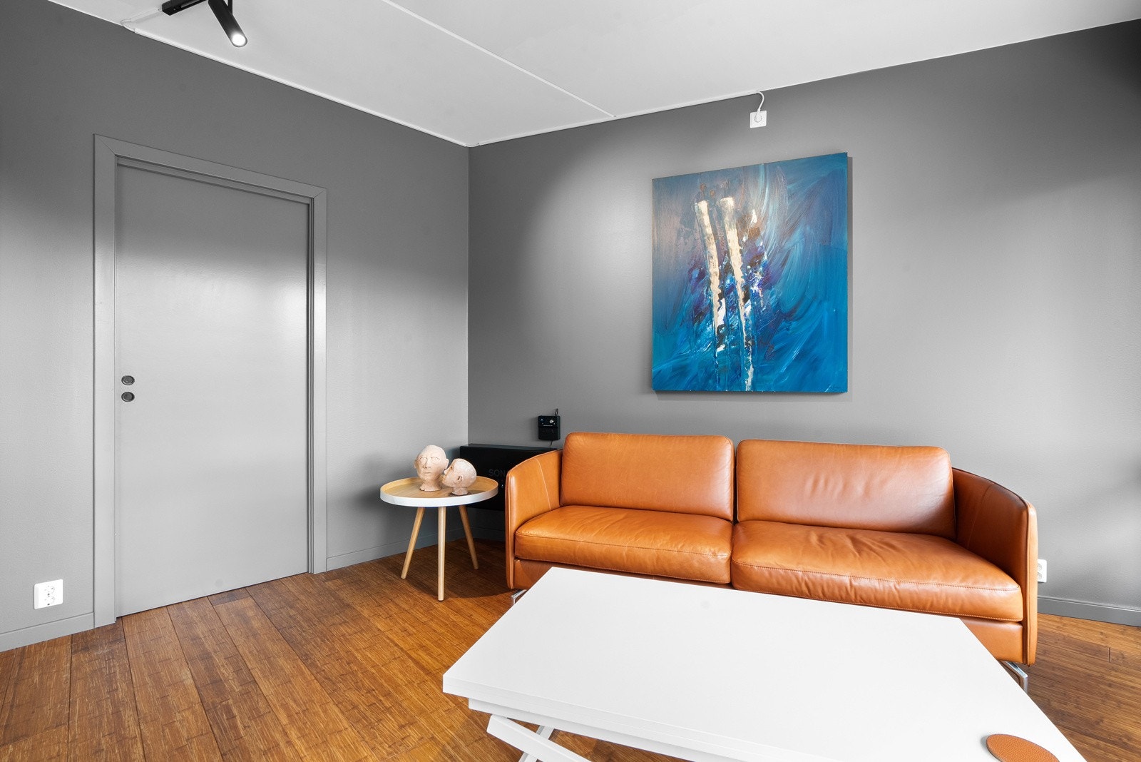 Det er gjort oppgraderinger i leiligheten med bla. nytt bambusgulv etter at eier overtok leiligheten helt ny i 2019. Galleribilde