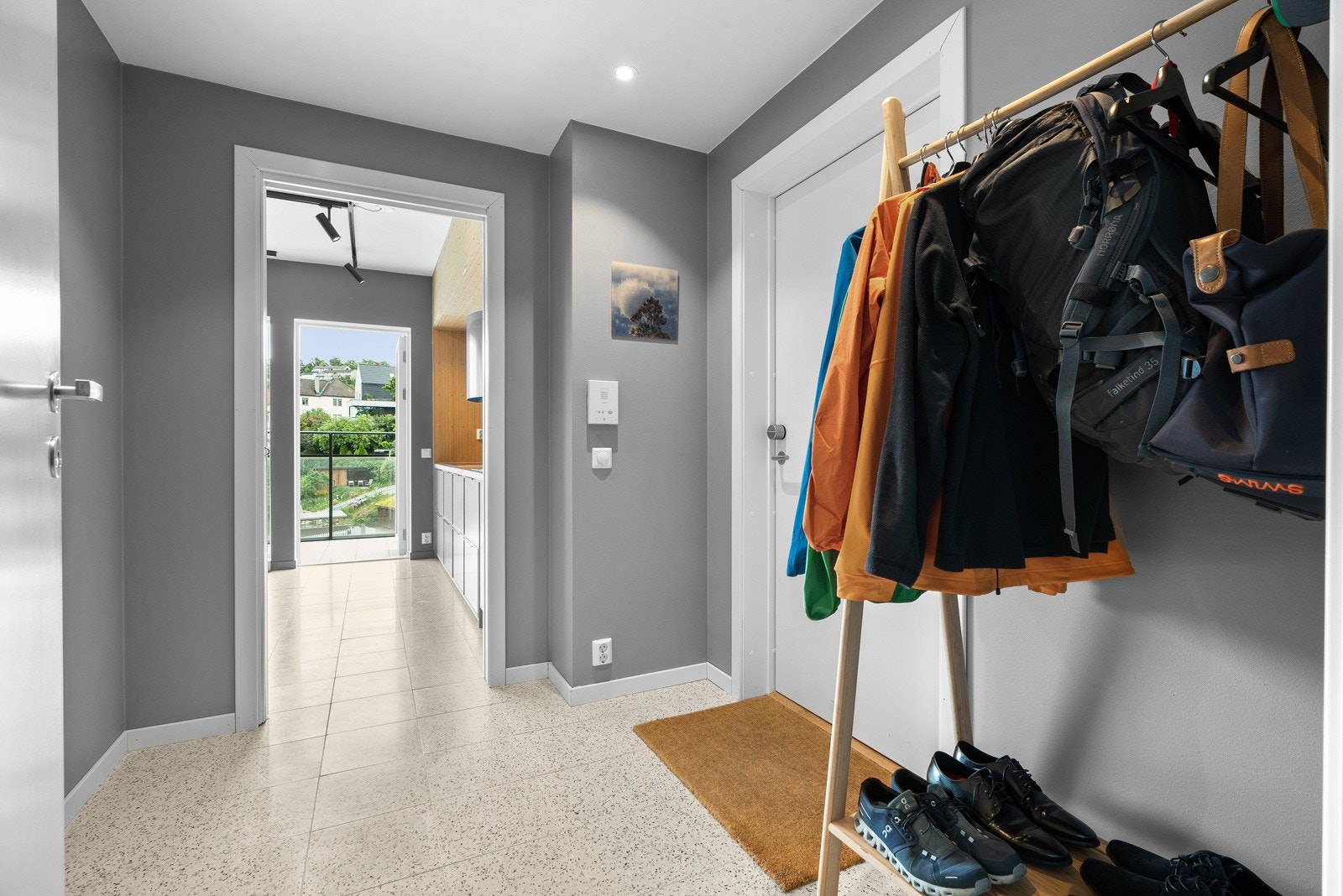 Romslig og innbydende entré med god plass for oppbevaring av sko, jakker og yttertøy. Galleribilde