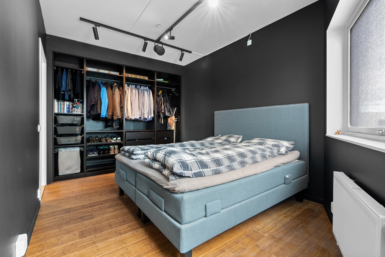 Soverommet er av god størrelse og med plass for dobbeltseng og nattbord på hver side av sengen. Galleribilde