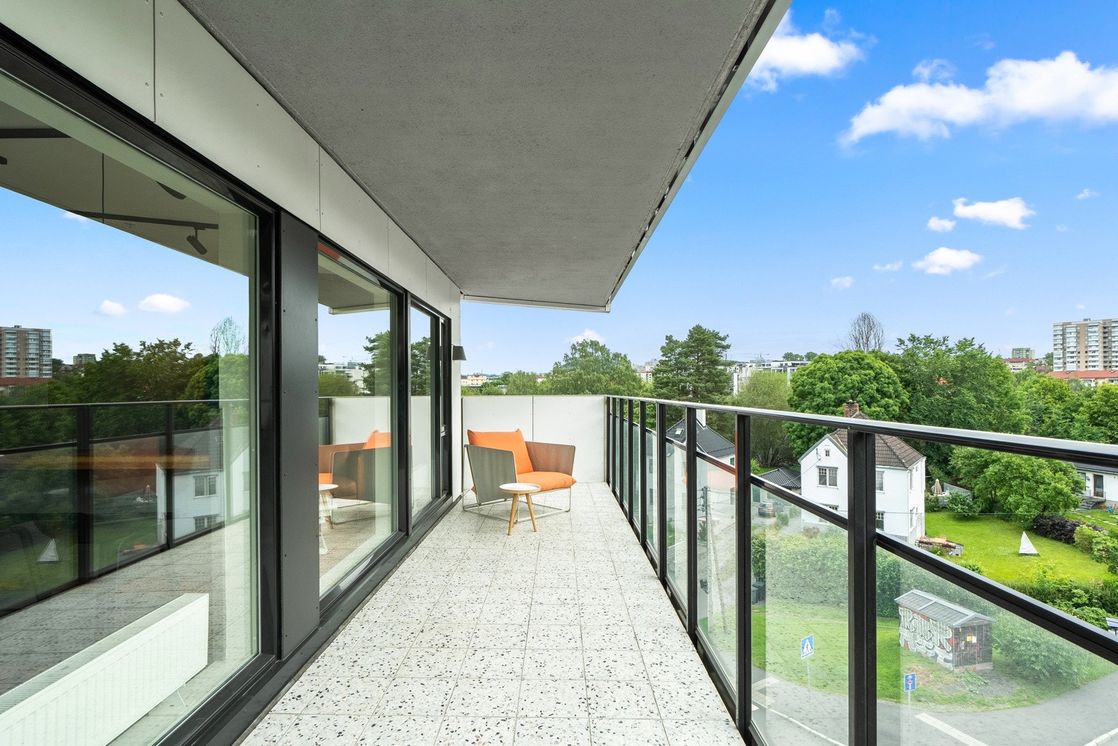 Balkongen vender mot frodige grøntarealer og rolig boligbebyggelse. Galleribilde