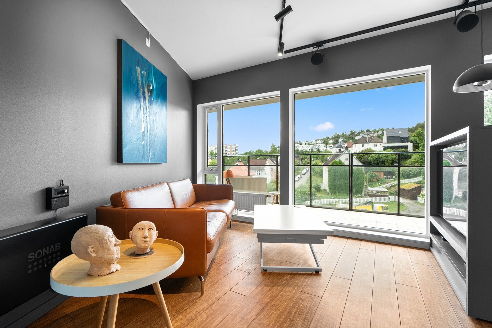 Store vindusflater i stue og på kjøkken slipper inn rikelig med dagslys. Galleribilde