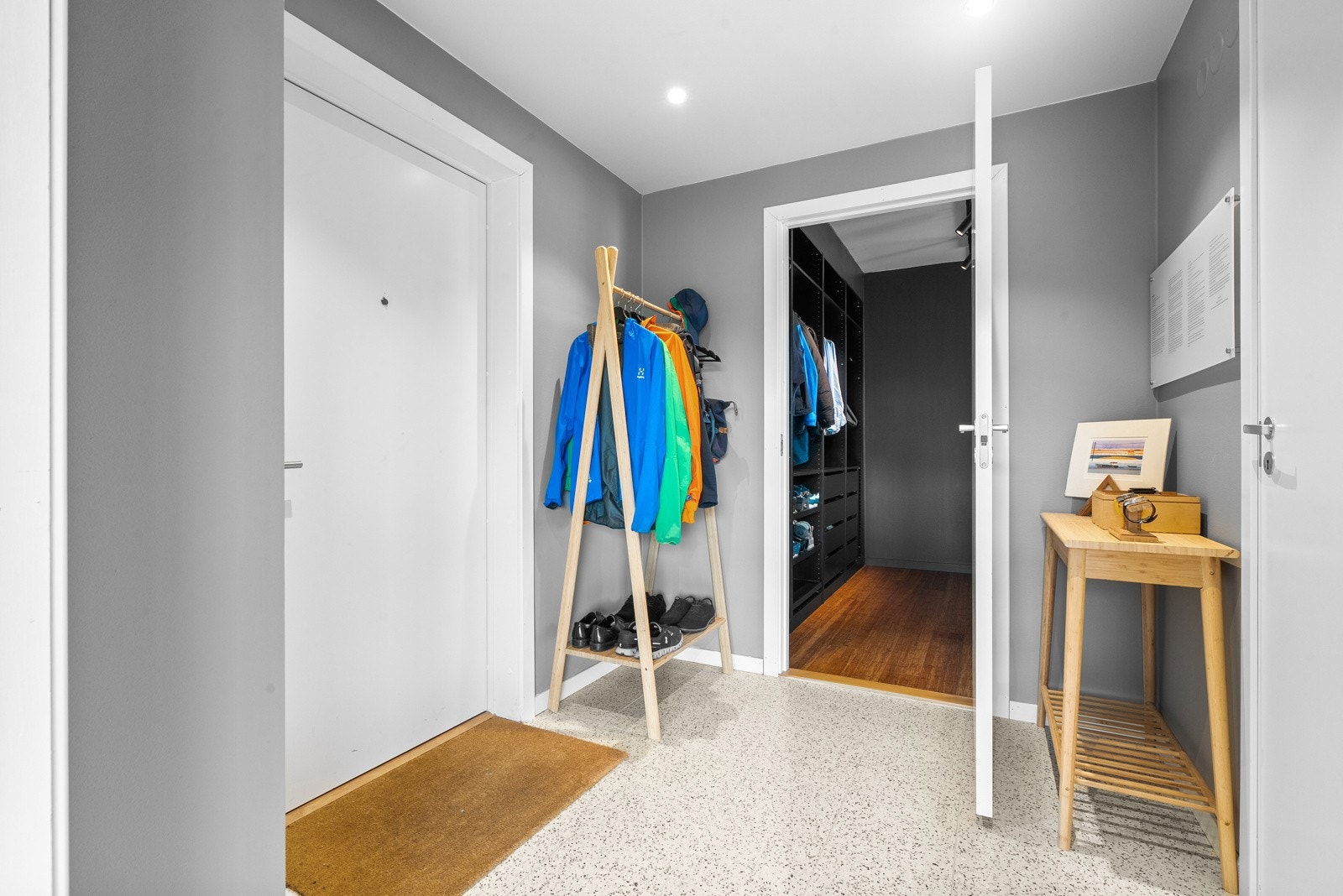 Det er installert appstyrt lås både til hoveddøra til oppgangen, samt til døra til leiligheten. Galleribilde