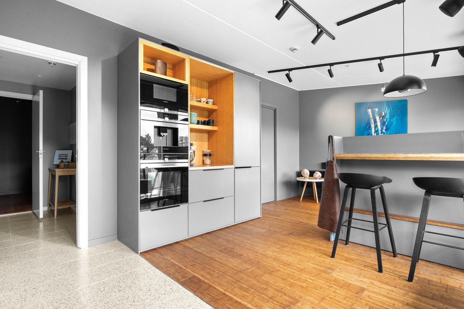 Benkeplaten er av bambus. Materialvalget går igjen i flere av rommene og skaper en flott harmoni i hele leiligheten. Galleribilde