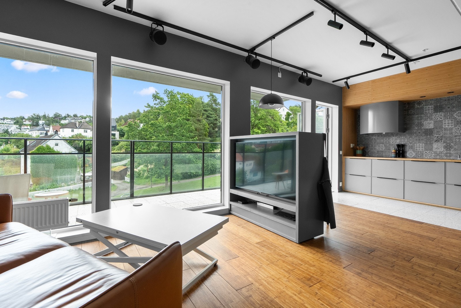 Lys og moderne leilighet i byg fra 2019 med store vindusflater og en romslig balkong. Galleribilde