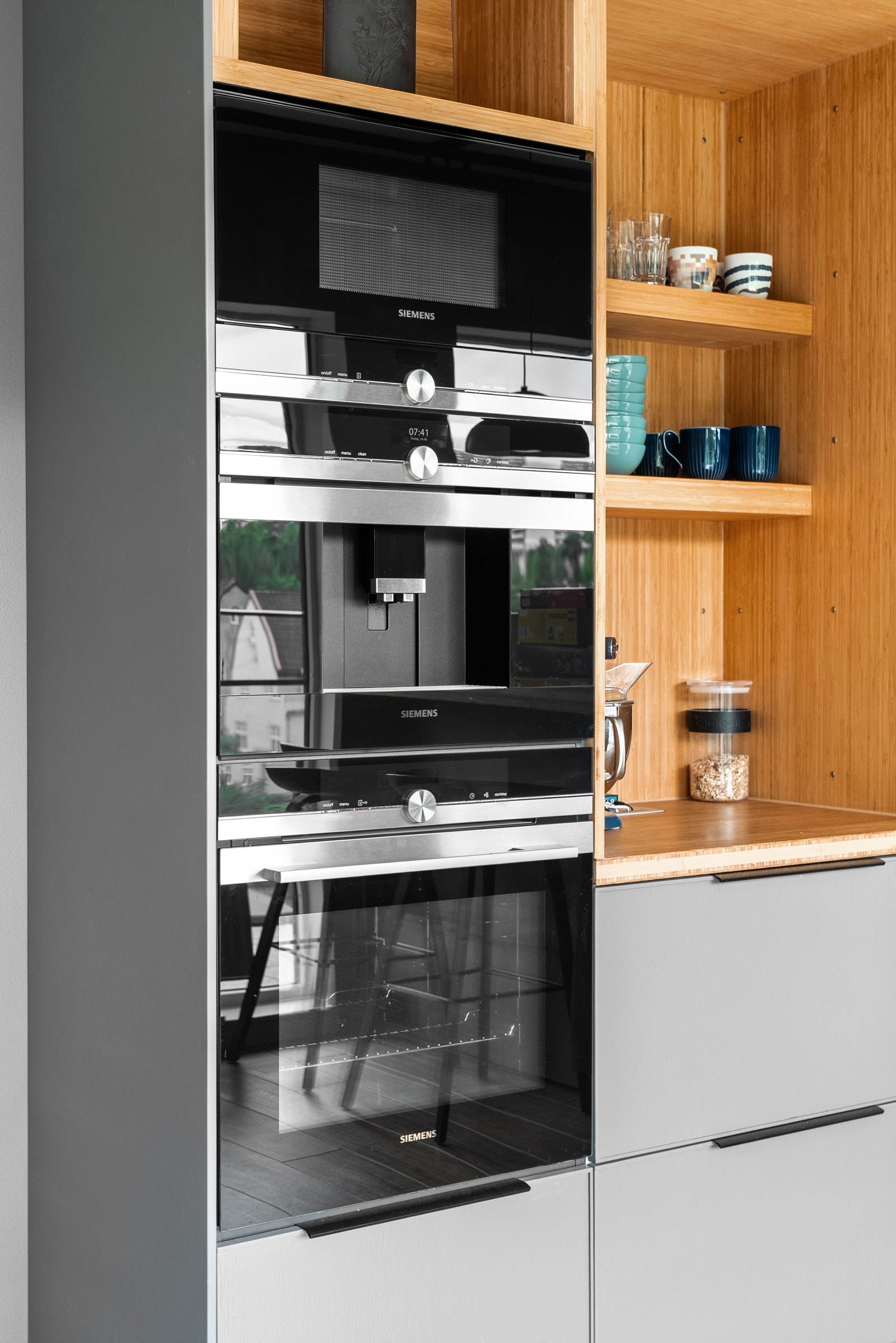 Av hvitevarer finner du kjøleskap med fryser, oppvaskmaskin, stekeovn, mikrobølgeovn, kaffemaskin og induksjon platetopp. Galleribilde