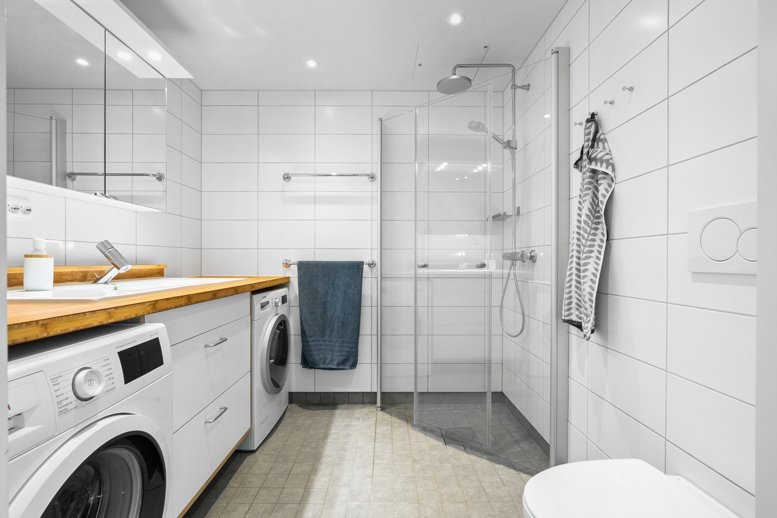 Delikat baderom fra byggeår med flislagt gulv med varme og flislagte vegger. Galleribilde