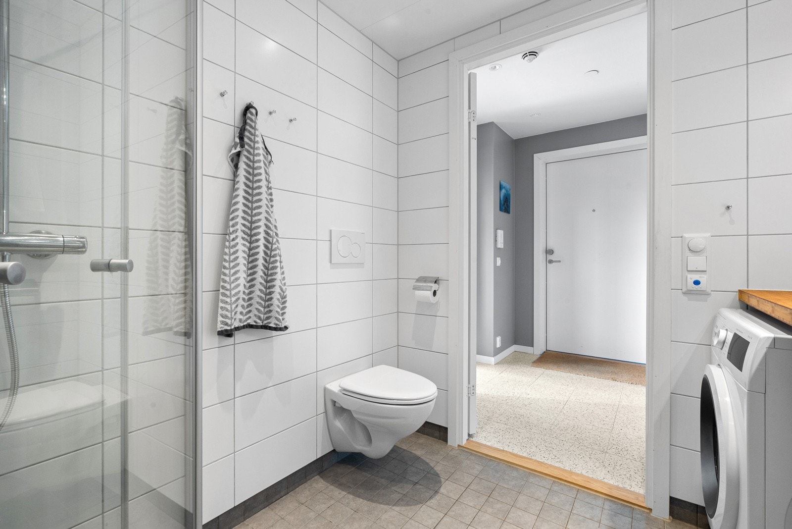 Badet har plass og opplegg for både vaskemaskin og tørketrommel. Galleribilde