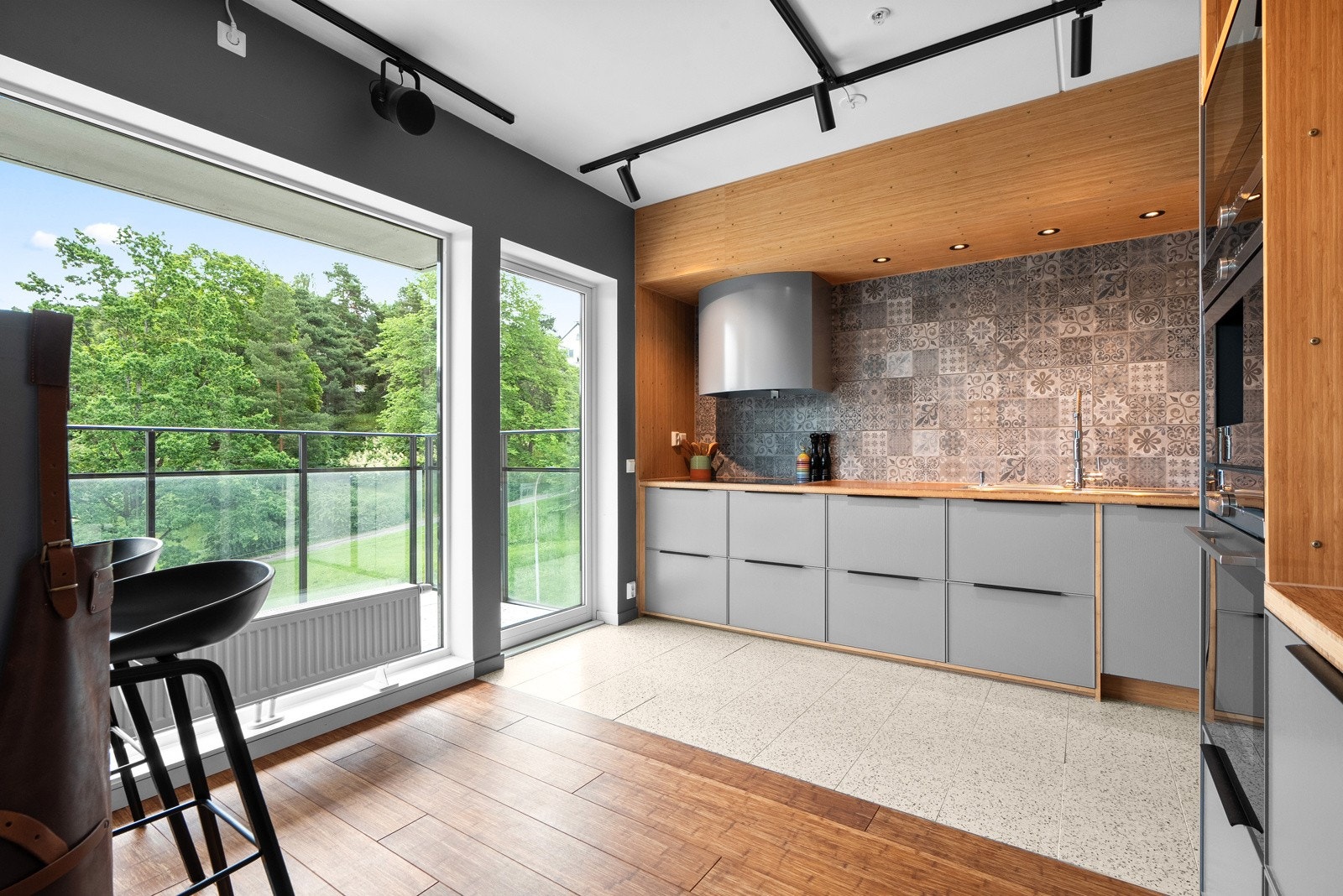 Gulvet i kjøkkensonen er belagt med pene fliser som sørger for en praktisk og enkel rengjøring. Galleribilde