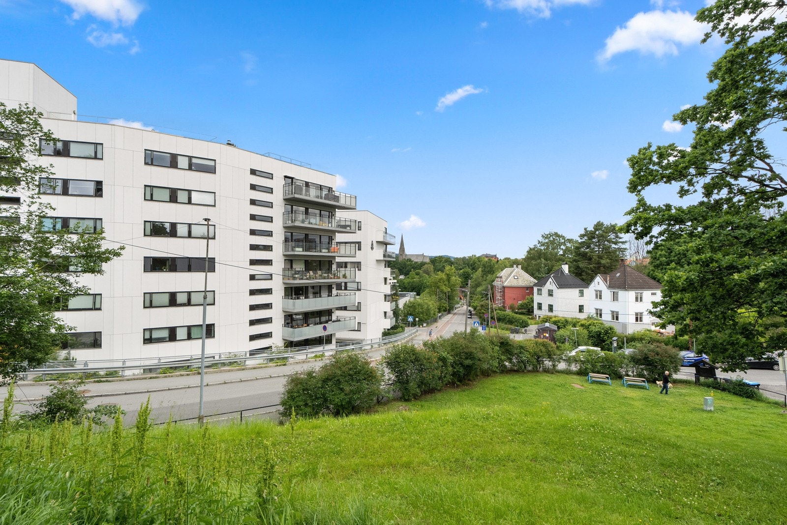 Området ligger rolig og tilbaketrukket mellom Ekeberg og Vålerenga, og er flott opparbeidet med parkmessig preg. Galleribilde