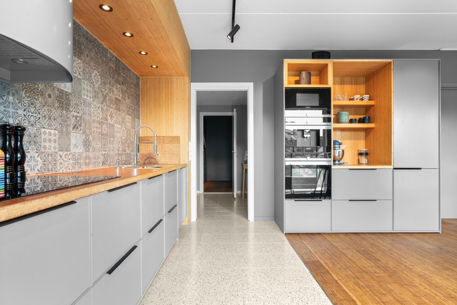 Moderne kjøkkeninnredning fra 2019 med hvitevarer av god kvalitet fra Siemens og Bosch. Galleribilde