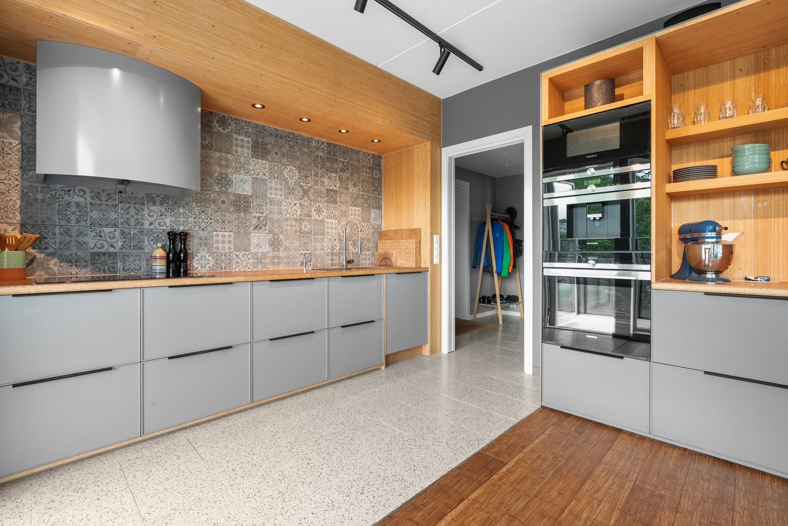 På kjøkkenet er det godt med skap- og benkeplass. Galleribilde