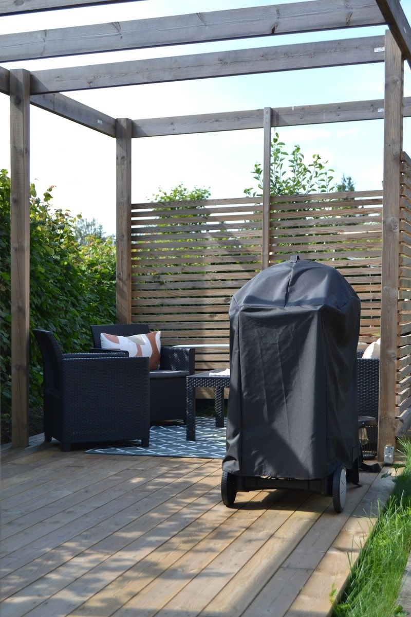 Flott uteplass med ny platting og pergola Galleribilde