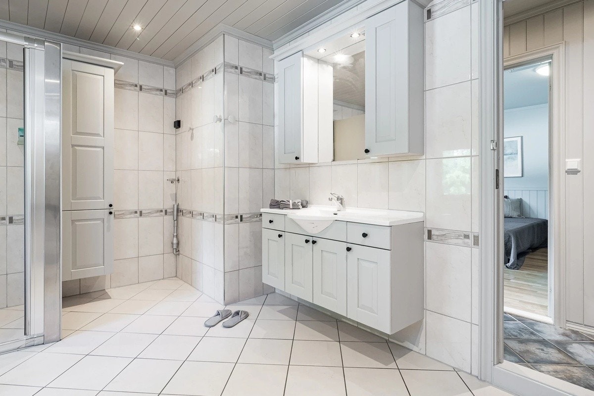 Bad i første etasje med vaskemaskin og tørketrommel Galleribilde