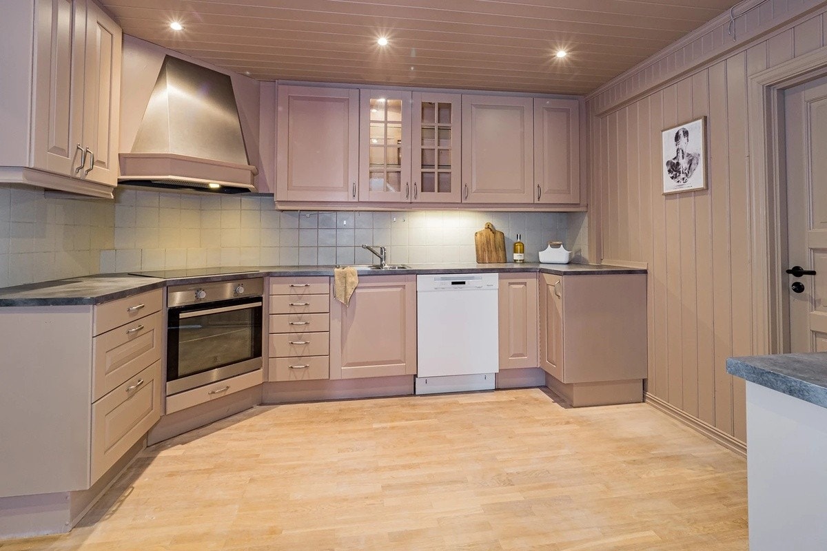 Kjøkken med oppvaskmaskin, to store kjøleskap og stor fryser Galleribilde