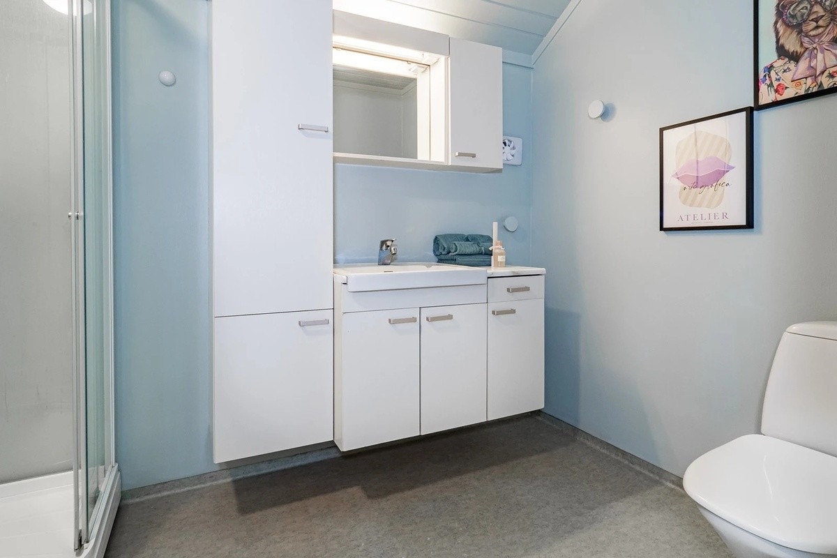 Bad i andre etasje med vaskemaskin og tørketrommel Galleribilde