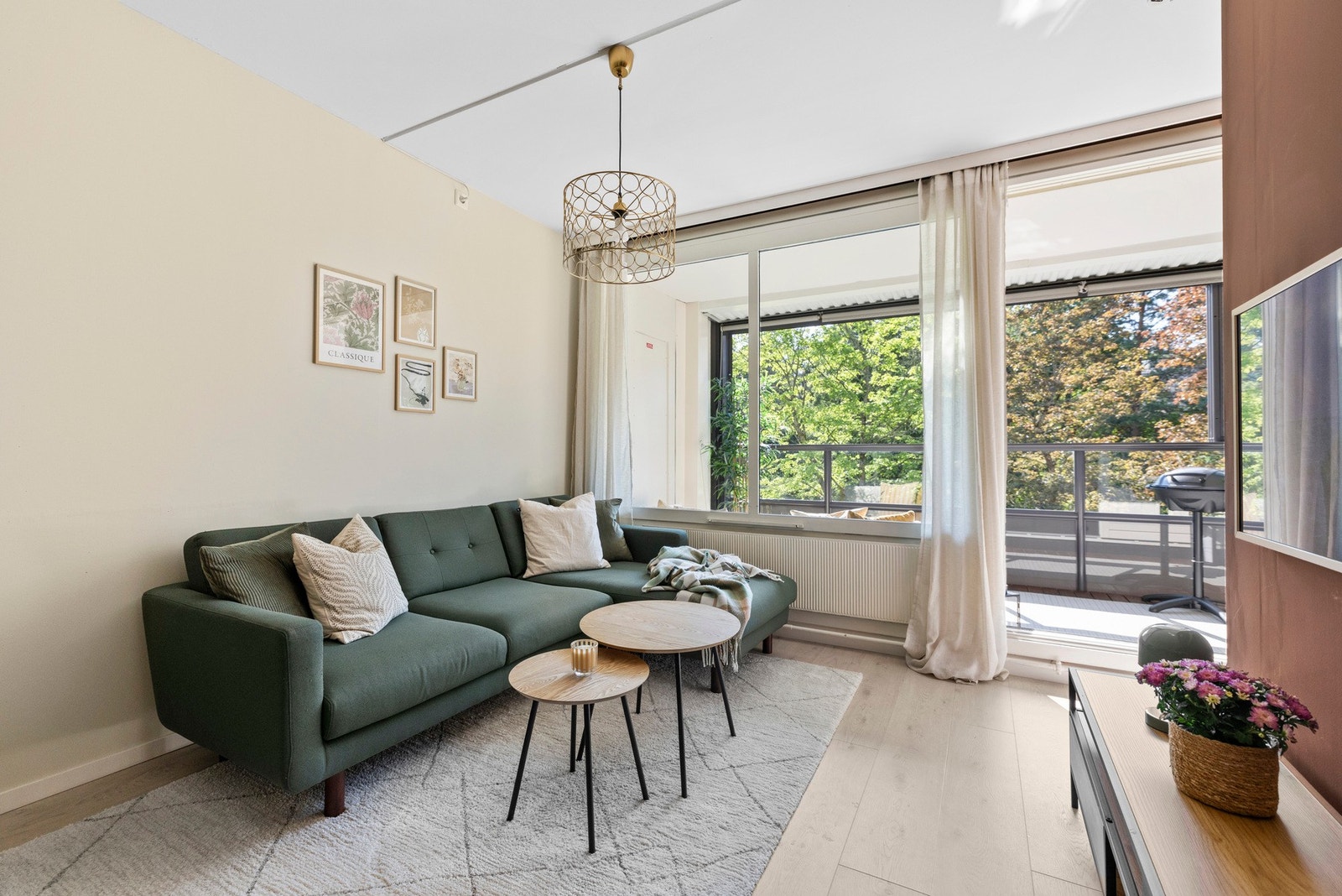 De store vindusflatene slipper inn rikelig med naturlig lys. Galleribilde