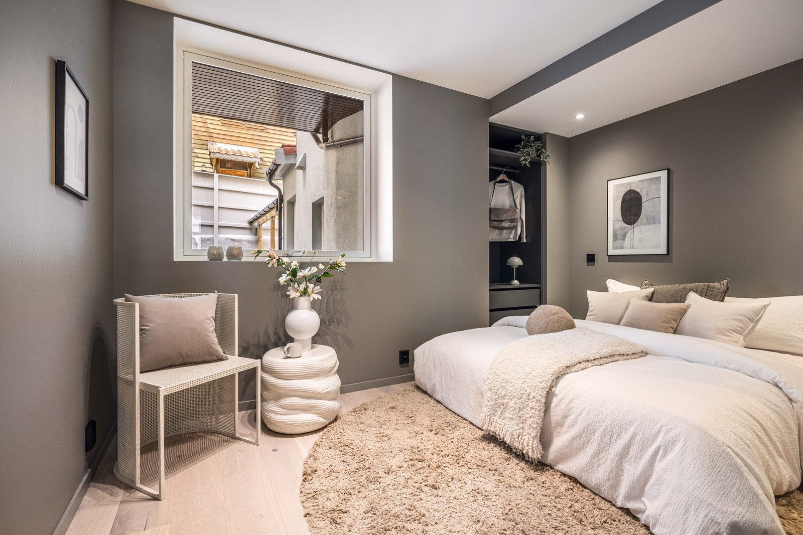 Hovedsoverom med plass til seng og garderober Galleribilde