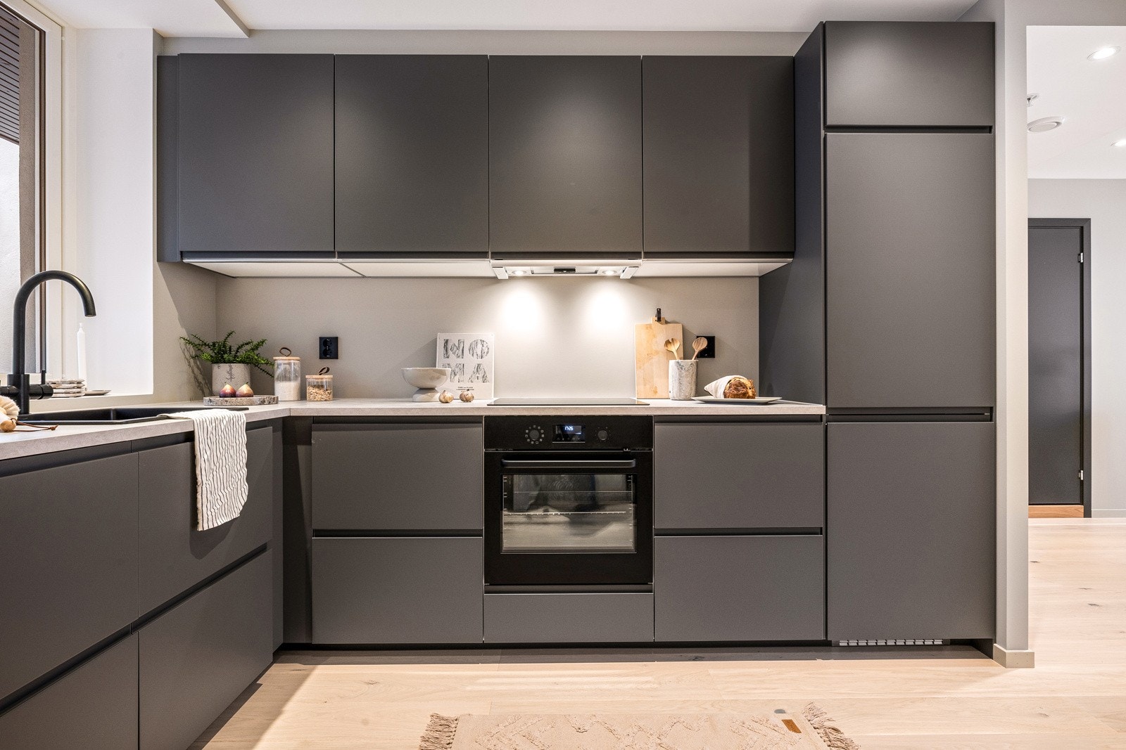 Kjøkken fra IKEA med slette fronter Galleribilde