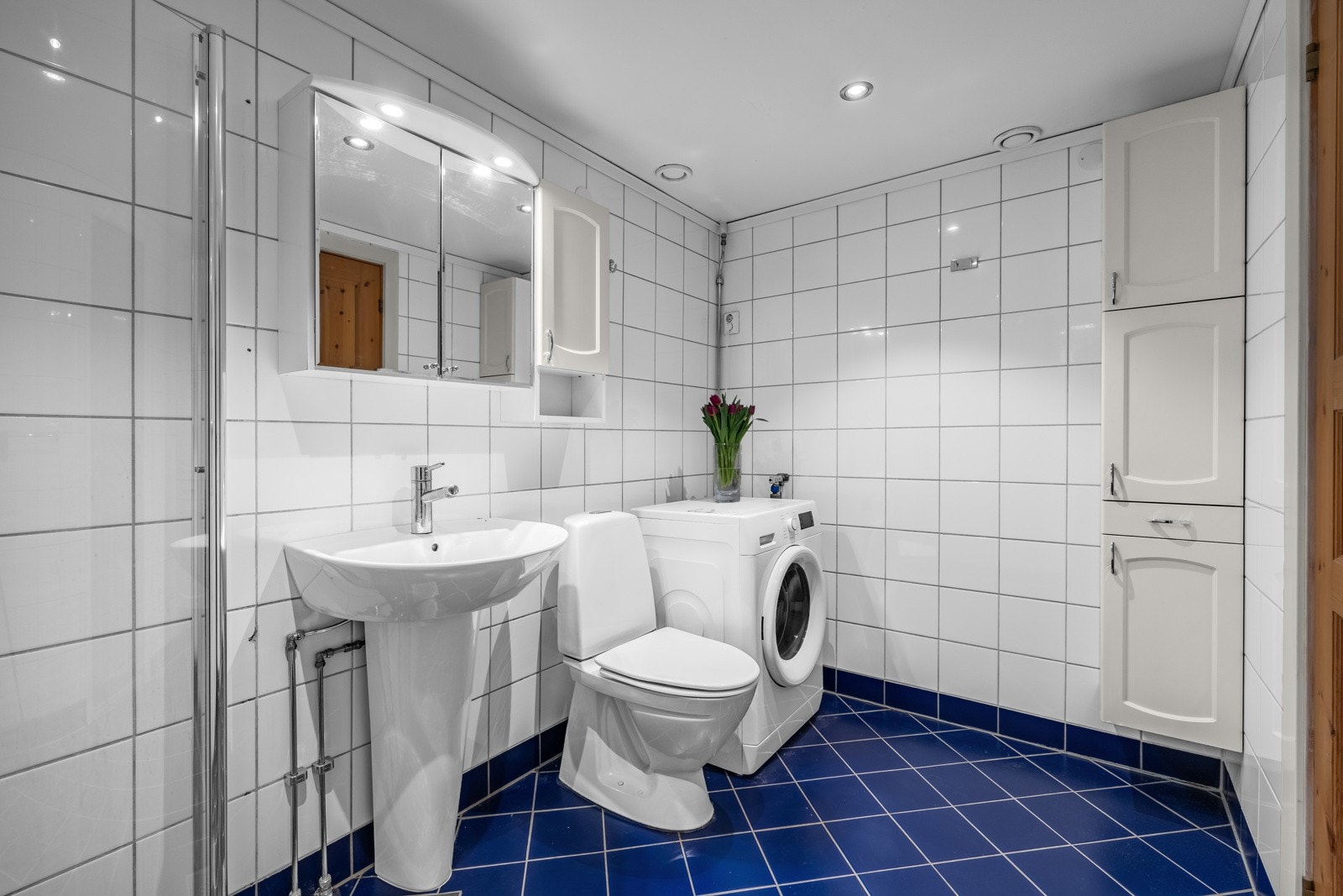 På badet er det opplegg for vaskemaskin og tørketrommel. Galleribilde