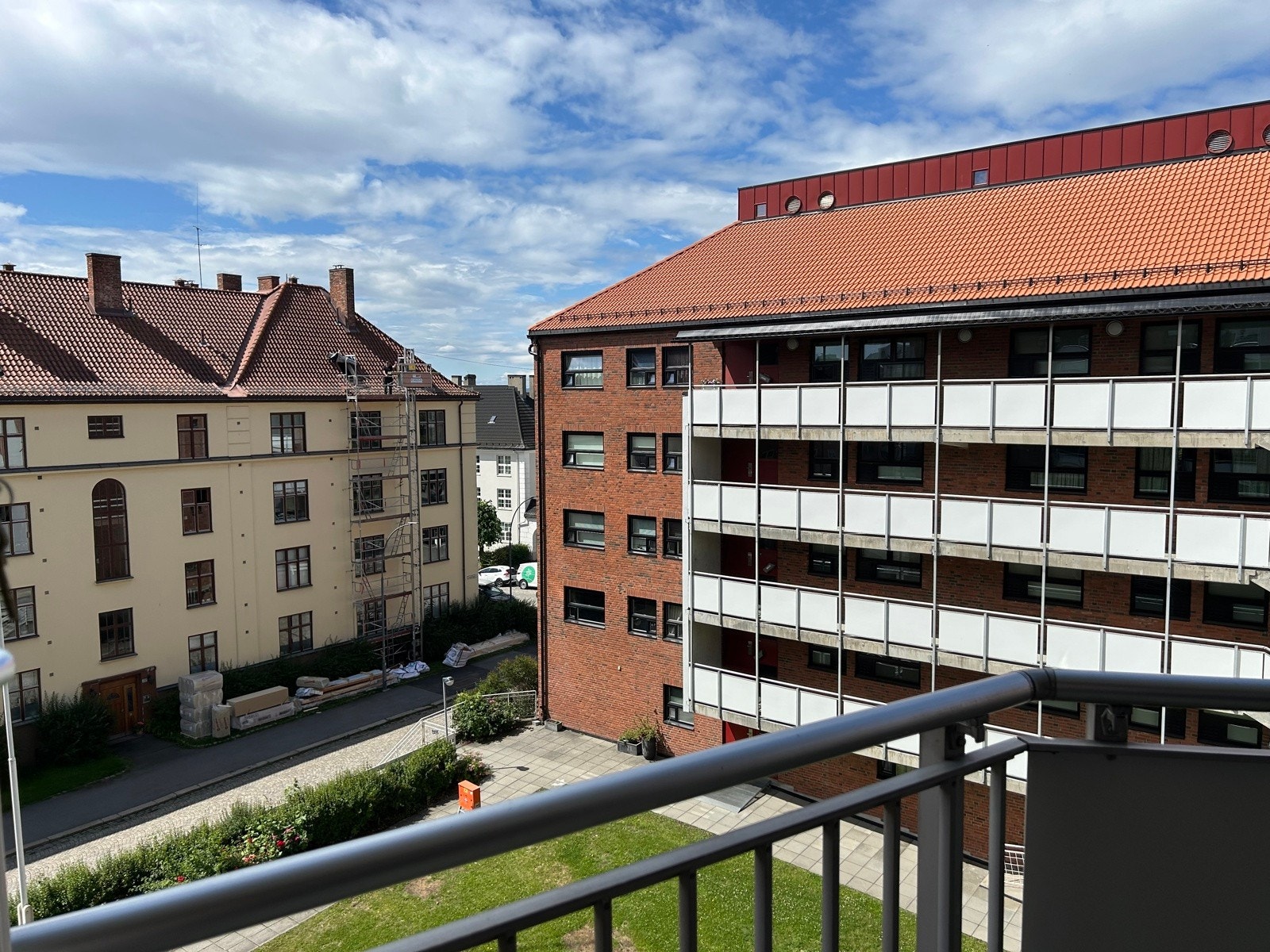 Fra stuen er det utgang til overbygget balkong på 7 kvm. Galleribilde